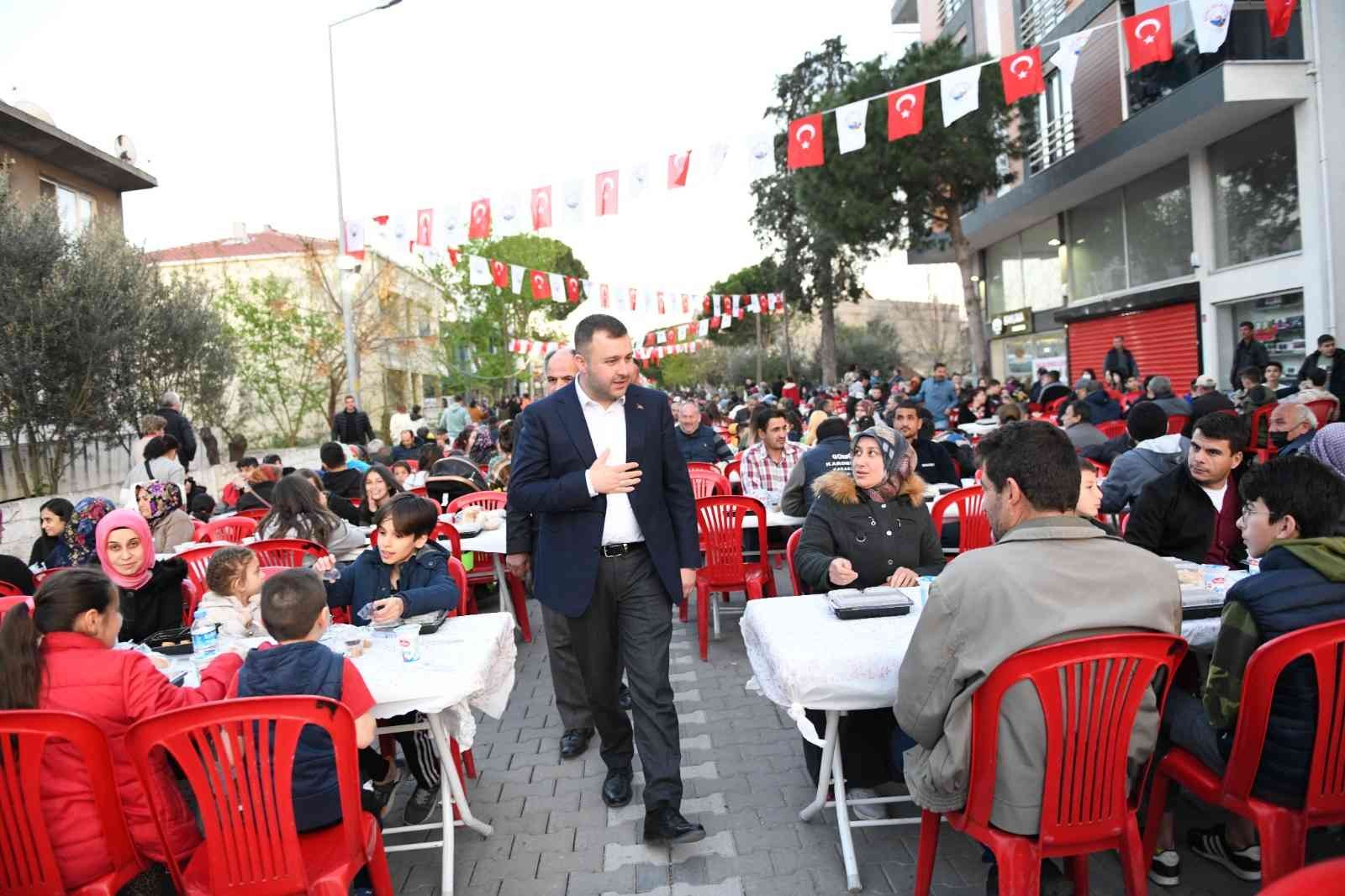 Ezine’de 1 kilometreyi bulan iftar sofrası Çanakkale’nin Ezine ilçesinde belediye tarafından gerçekleştirilen iftar yemeğine yoğun katılım oldu. İftar sofrası kurulan masalarla birlikte 1 ...