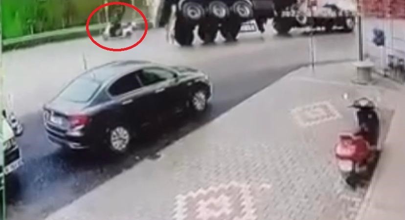 Facianın teğet geçtiği anlar Bursa’da demir yüklü tır, viraja hızlı girince devrildi. O esnada karşı şeritten giden motosiklet tırın altında kalmaktan son anda kurtuldu. Bu ...