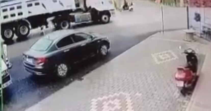 Facianın teğet geçtiği anlar Bursa’da demir yüklü tır, viraja hızlı girince devrildi. O esnada karşı şeritten giden motosiklet tırın altında kalmaktan son anda kurtuldu. Bu ...