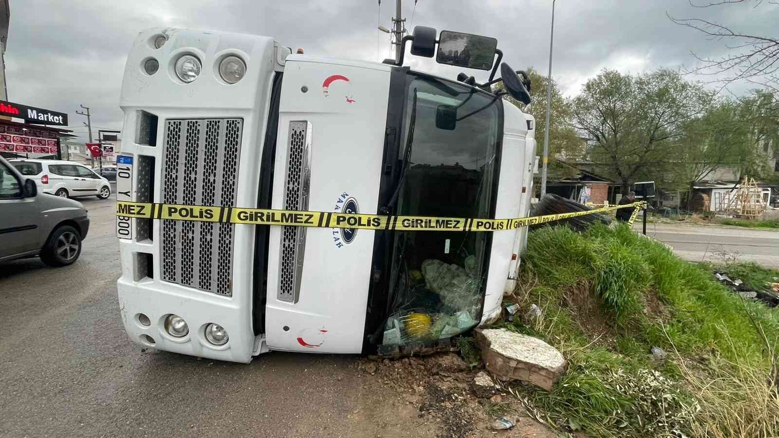 Facianın teğet geçtiği anlar Bursa’da demir yüklü tır, viraja hızlı girince devrildi. O esnada karşı şeritten giden motosiklet tırın altında kalmaktan son anda kurtuldu. Bu ...