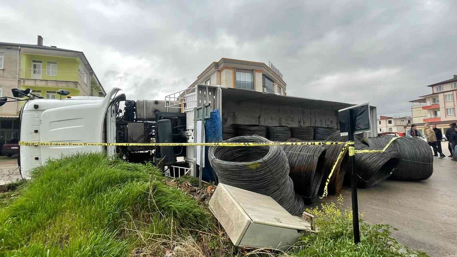 Facianın teğet geçtiği anlar Bursa’da demir yüklü tır, viraja hızlı girince devrildi. O esnada karşı şeritten giden motosiklet tırın altında kalmaktan son anda kurtuldu. Bu ...
