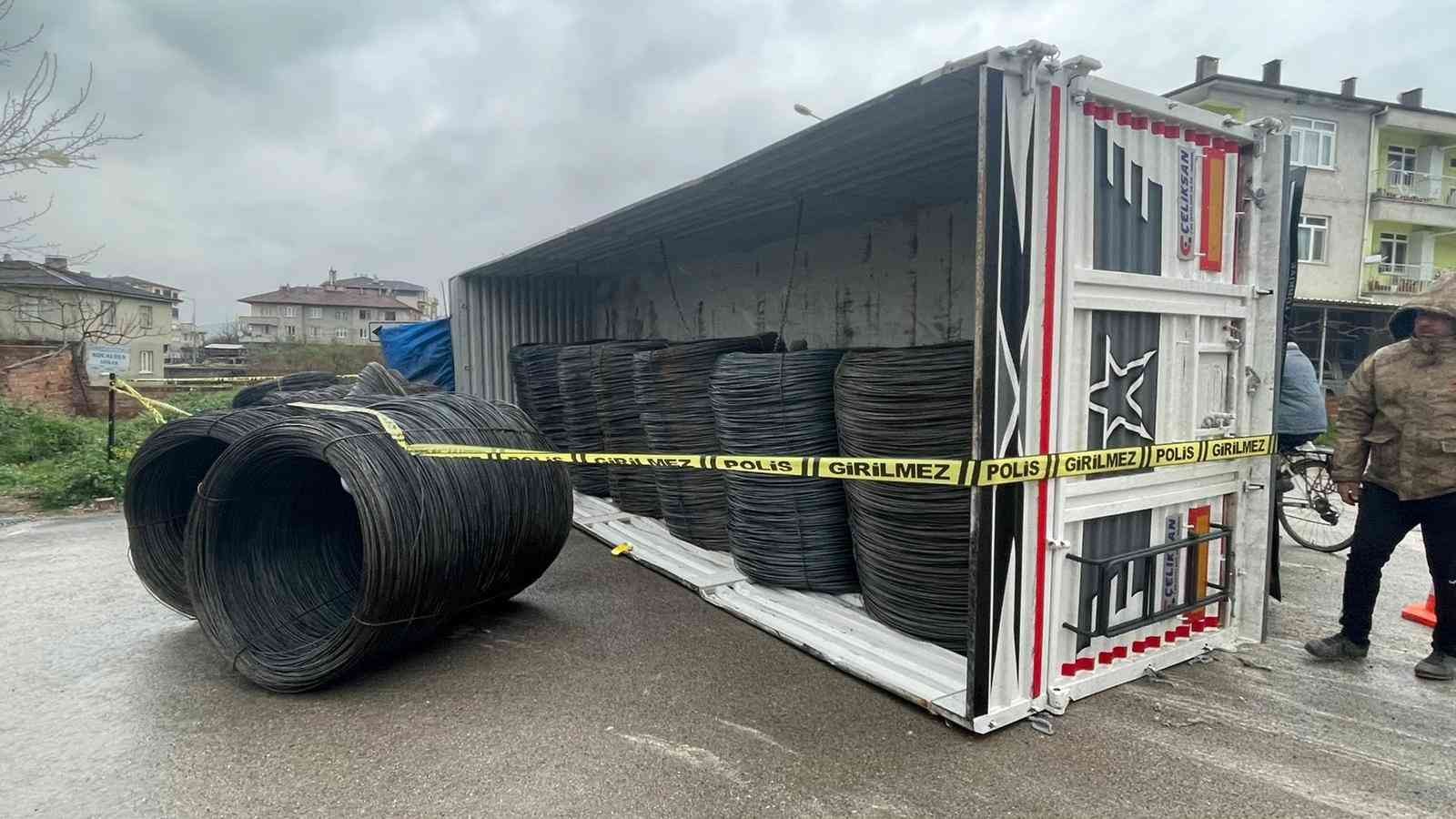 Facianın teğet geçtiği anlar Bursa’da demir yüklü tır, viraja hızlı girince devrildi. O esnada karşı şeritten giden motosiklet tırın altında kalmaktan son anda kurtuldu. Bu ...