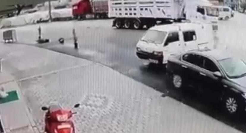 Facianın teğet geçtiği anlar Bursa’da demir yüklü tır, viraja hızlı girince devrildi. O esnada karşı şeritten giden motosiklet tırın altında kalmaktan son anda kurtuldu. Bu ...