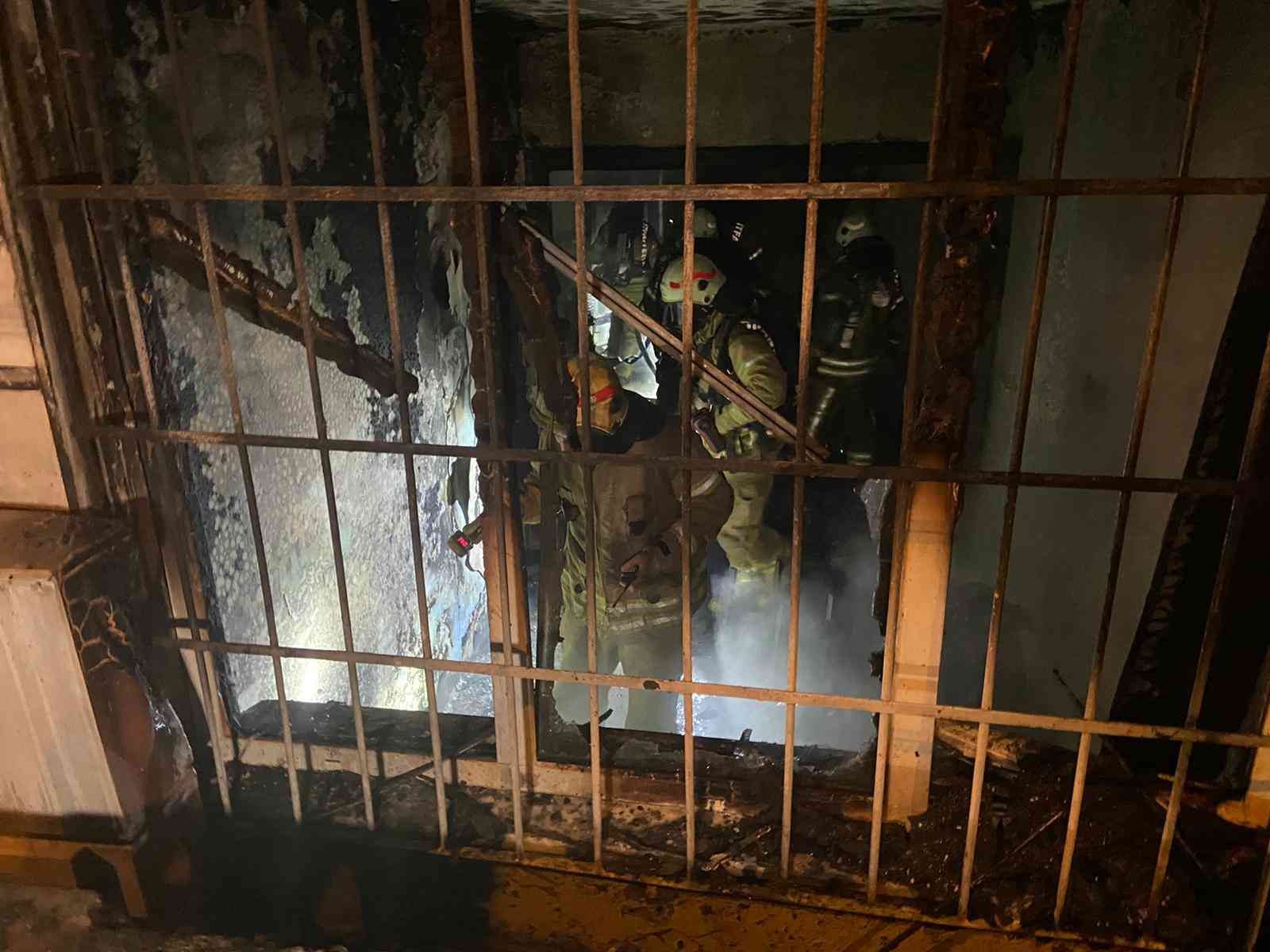 Fatih’te 5 katlı binanın bodrum katı alev alev yandı. Yangında ölü veya yaralı olmazken 2 kişi dumandan etkilendi. Yangın, saat 05.00 sıralarında ...