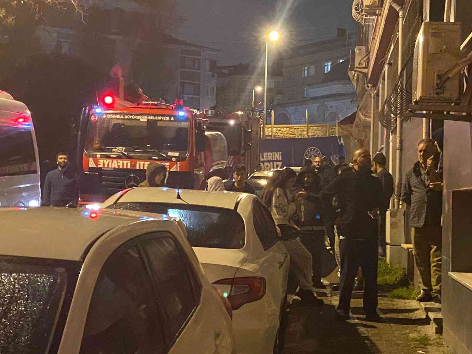 Fatih’te korkutan yangın: Binanın bodrum katı alevlere teslim oldu Fatih’te 5 katlı binanın bodrum katı alev alev yandı. Yangında ölü veya yaralı olmazken 2 kişi dumandan etkilendi. Yangın, saat 05.00 sıralarında ...