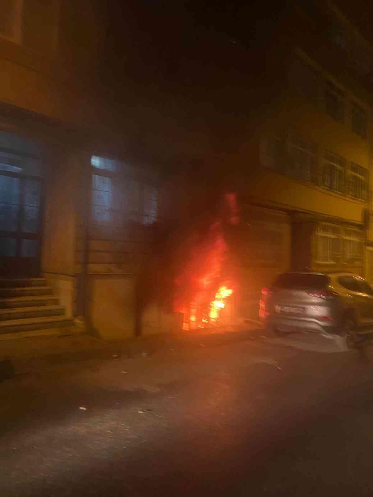 Fatih’te korkutan yangın: Binanın bodrum katı alevlere teslim oldu Fatih’te 5 katlı binanın bodrum katı alev alev yandı. Yangında ölü veya yaralı olmazken 2 kişi dumandan etkilendi. Yangın, saat 05.00 sıralarında ...