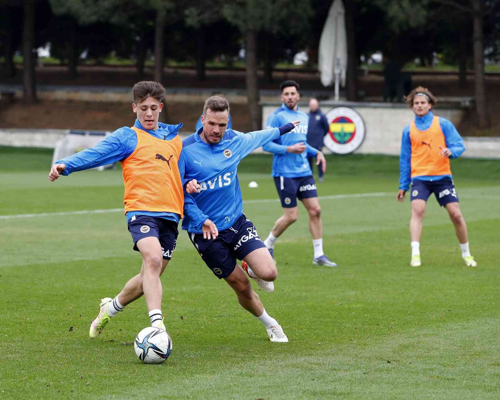 Fenerbahçe, Çaykur Rizespor maçı hazırlıklarına başladı Fenerbahçe, cuma günü deplasmanda karşılaşacağı Çaykur Rizespor maçı hazırlıklarına başladı. Fenerbahçe, Spor Toto Süper Lig’in 34. haftasında 22 ...