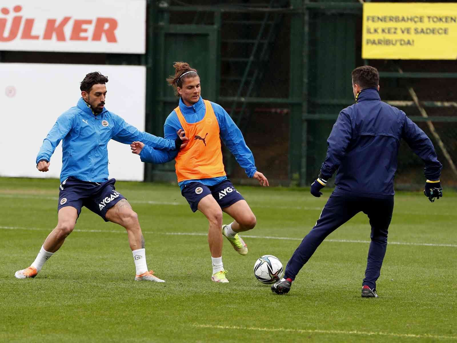 Fenerbahçe, Çaykur Rizespor maçı hazırlıklarına başladı Fenerbahçe, cuma günü deplasmanda karşılaşacağı Çaykur Rizespor maçı hazırlıklarına başladı. Fenerbahçe, Spor Toto Süper Lig’in 34. haftasında 22 ...