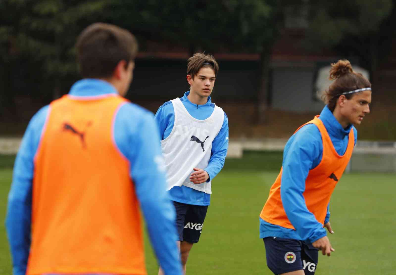 Fenerbahçe, Çaykur Rizespor maçı hazırlıklarına başladı Fenerbahçe, cuma günü deplasmanda karşılaşacağı Çaykur Rizespor maçı hazırlıklarına başladı. Fenerbahçe, Spor Toto Süper Lig’in 34. haftasında 22 ...