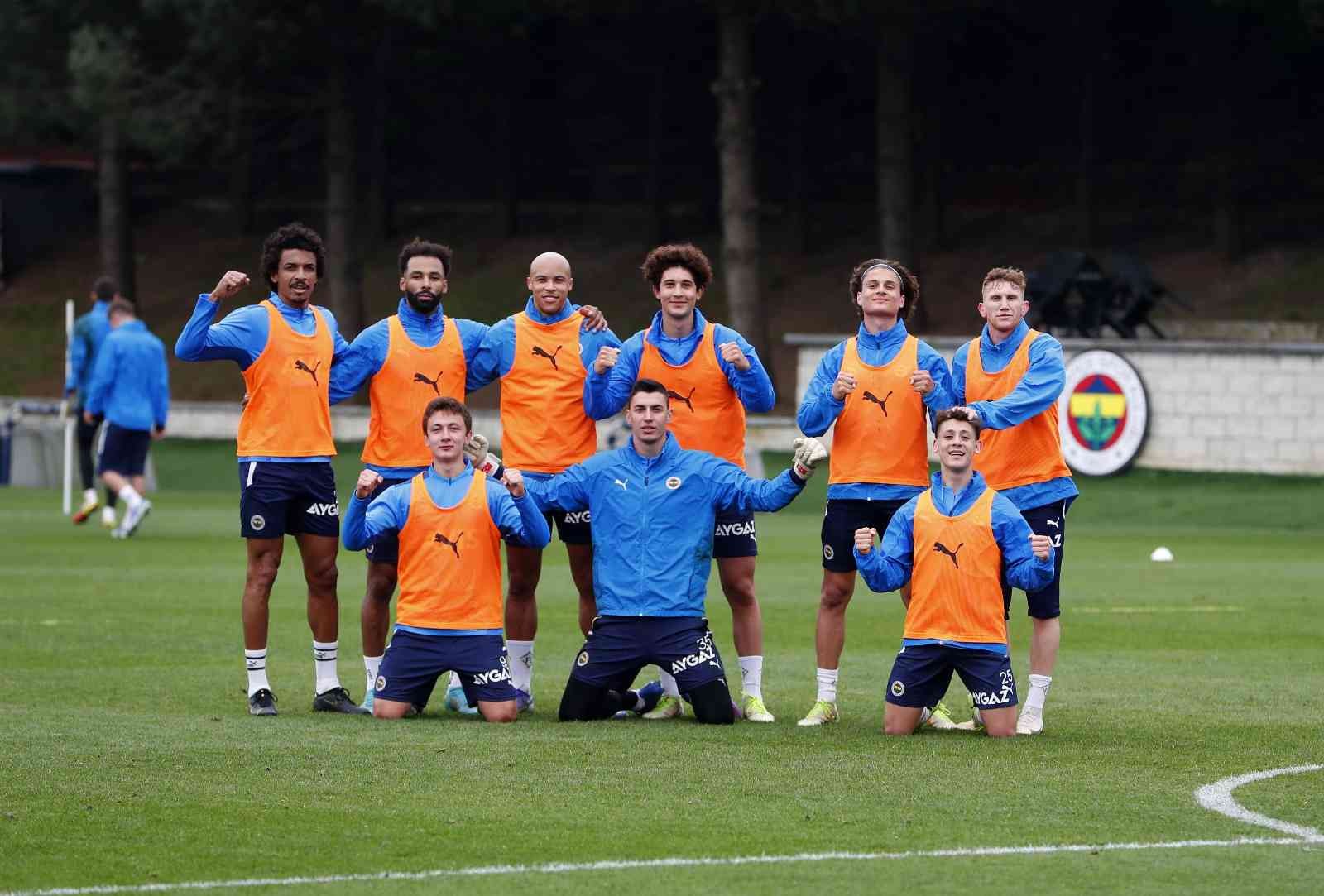 Fenerbahçe, Çaykur Rizespor maçı hazırlıklarına başladı Fenerbahçe, cuma günü deplasmanda karşılaşacağı Çaykur Rizespor maçı hazırlıklarına başladı. Fenerbahçe, Spor Toto Süper Lig’in 34. haftasında 22 ...