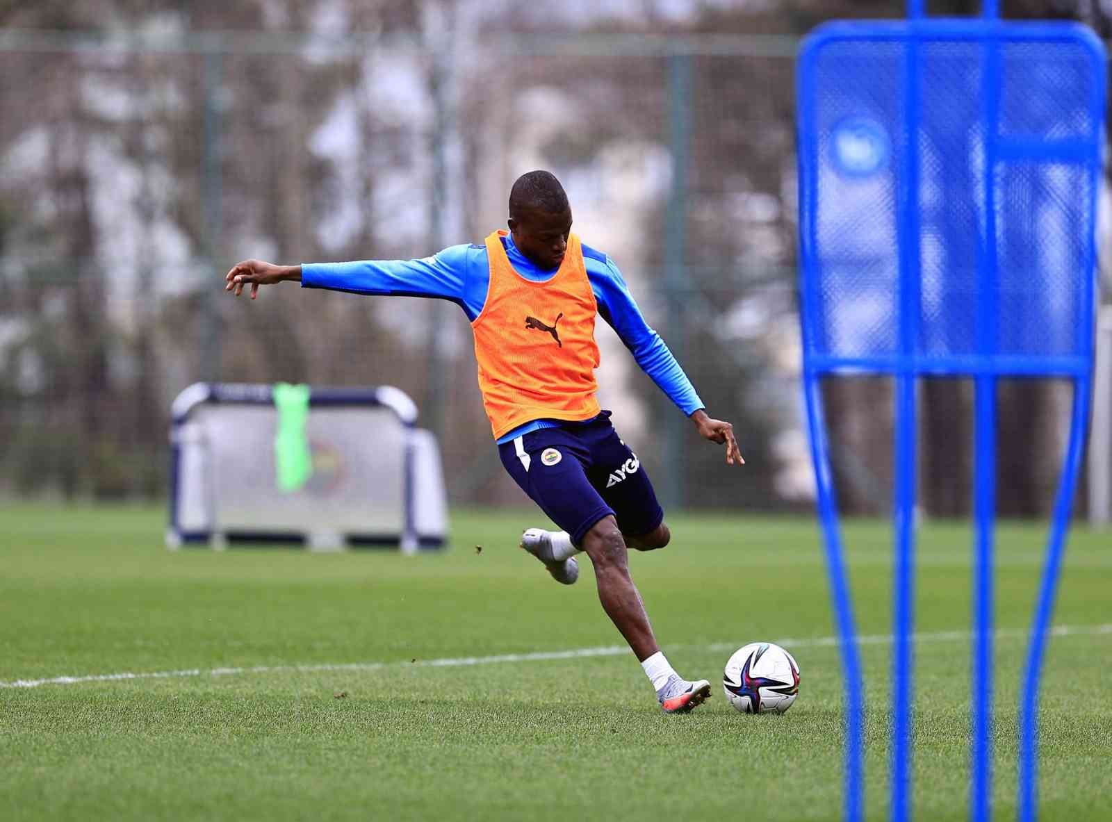 Fenerbahçe, derbi hazırlıklarını sürdürdü Fenerbahçe, pazar günü karşılaşacağı Galatasaray maçı hazırlıklarına devam etti. Spor Toto Süper Lig 32. hafta maçında 10 Nisan Pazar günü ...