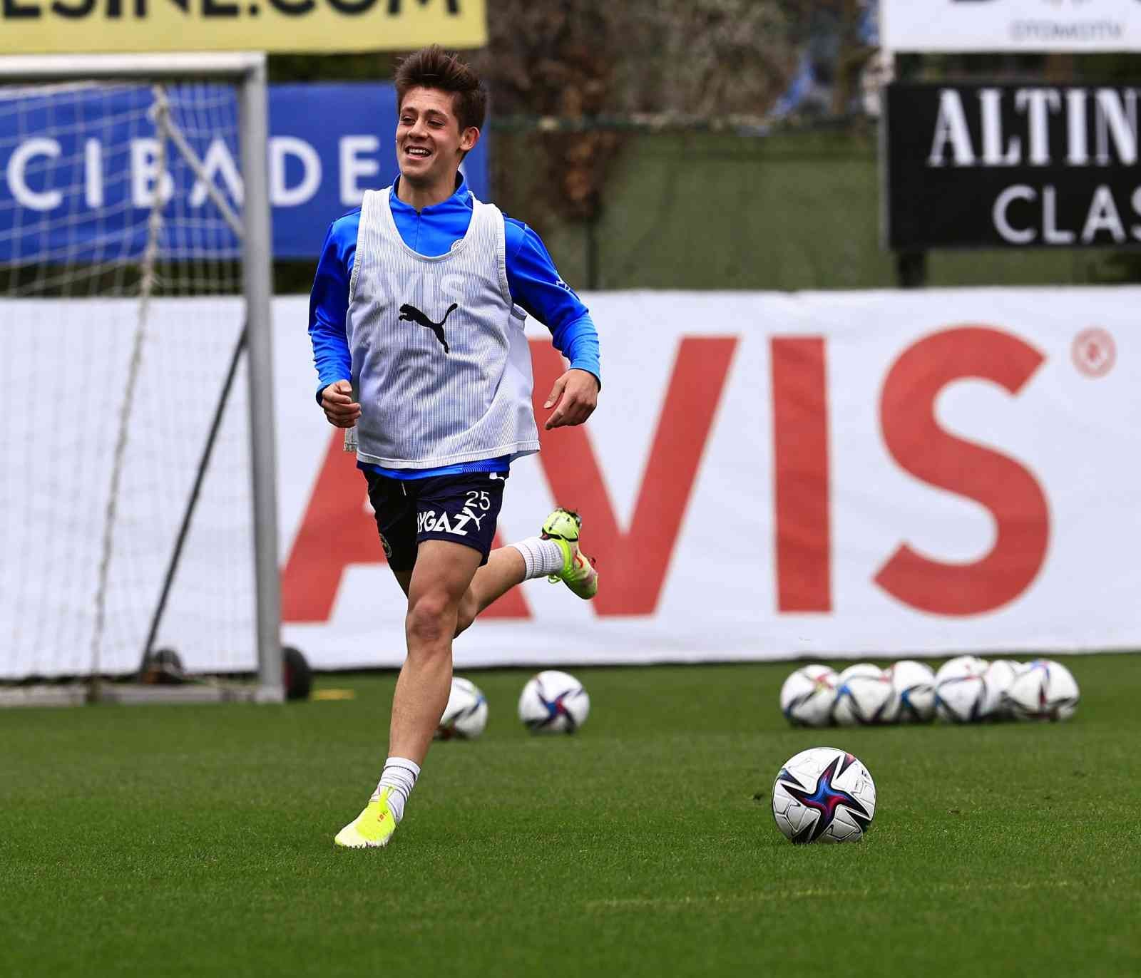 Fenerbahçe, derbi hazırlıklarını sürdürdü Fenerbahçe, pazar günü karşılaşacağı Galatasaray maçı hazırlıklarına devam etti. Spor Toto Süper Lig 32. hafta maçında 10 Nisan Pazar günü ...