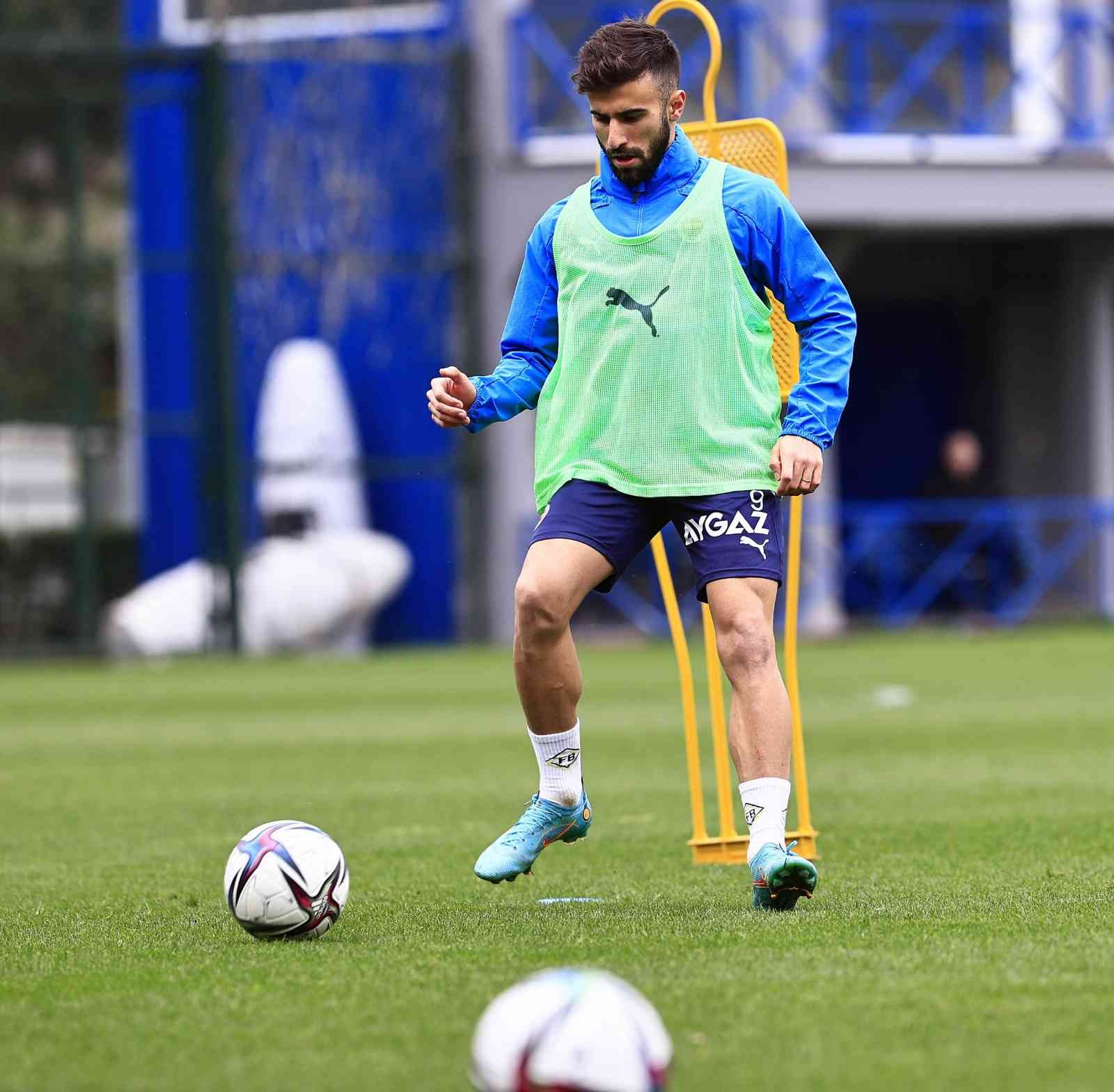 Fenerbahçe, derbi hazırlıklarını sürdürdü Fenerbahçe, pazar günü karşılaşacağı Galatasaray maçı hazırlıklarına devam etti. Spor Toto Süper Lig 32. hafta maçında 10 Nisan Pazar günü ...