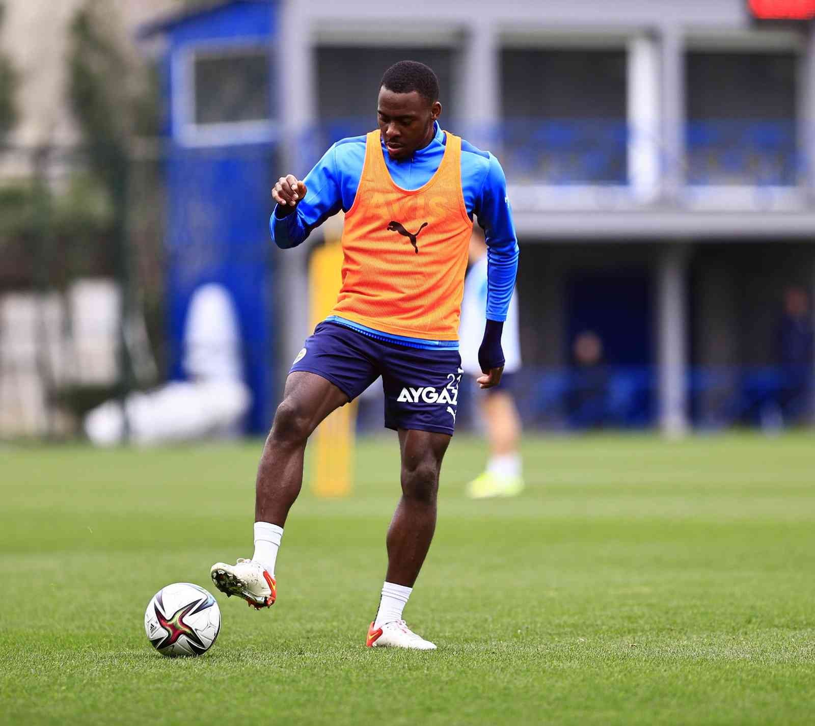 Fenerbahçe, derbi hazırlıklarını sürdürdü Fenerbahçe, pazar günü karşılaşacağı Galatasaray maçı hazırlıklarına devam etti. Spor Toto Süper Lig 32. hafta maçında 10 Nisan Pazar günü ...