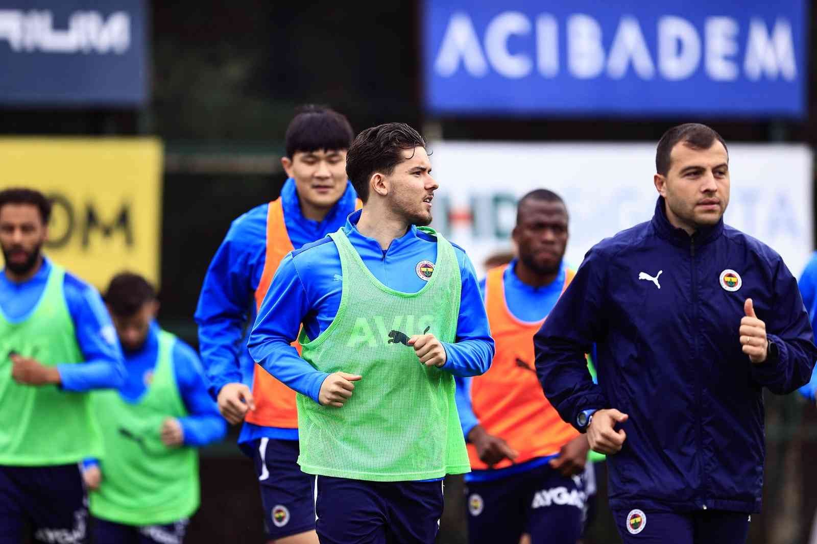 Fenerbahçe, derbi hazırlıklarını sürdürdü Fenerbahçe, pazar günü karşılaşacağı Galatasaray maçı hazırlıklarına devam etti. Spor Toto Süper Lig 32. hafta maçında 10 Nisan Pazar günü ...