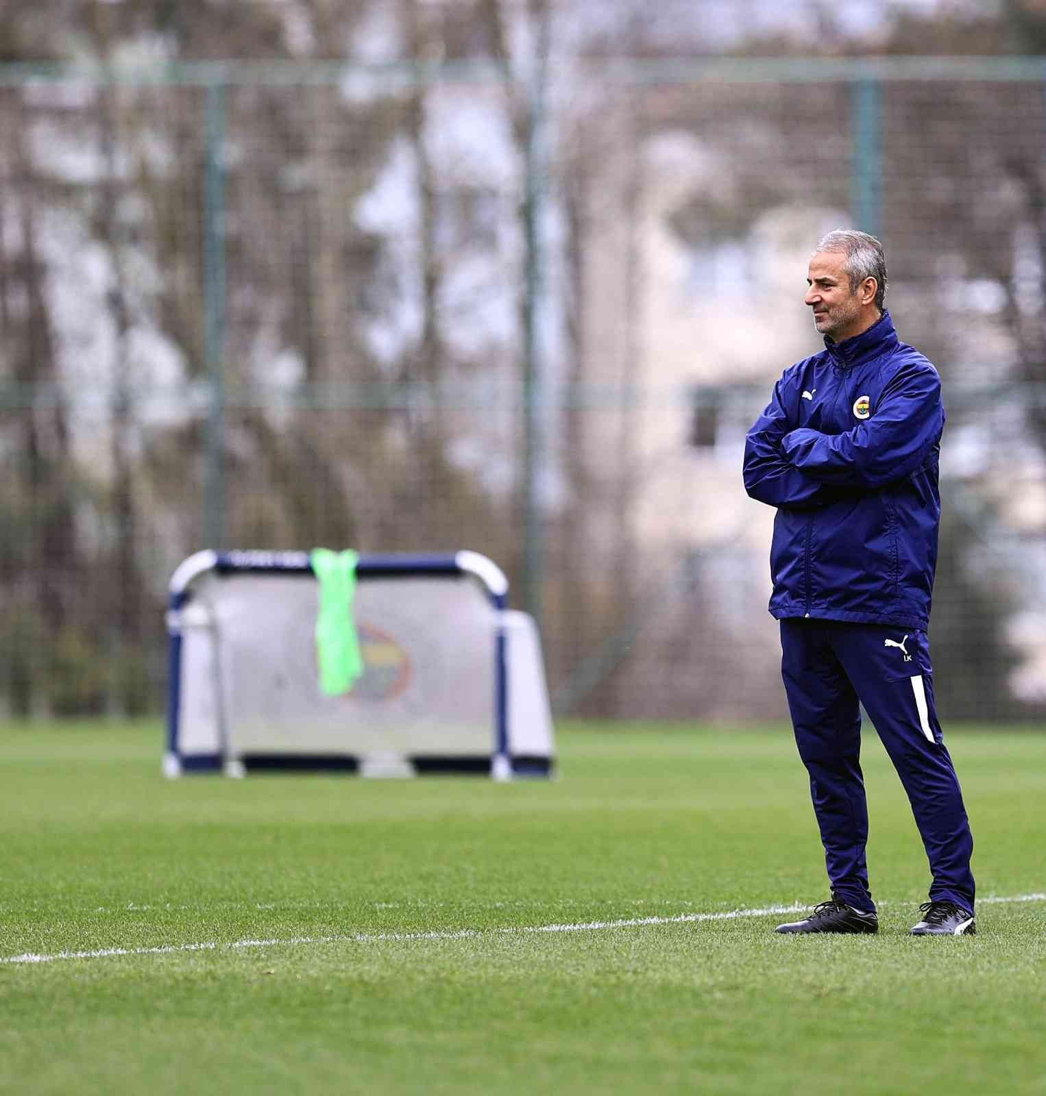 Fenerbahçe, derbi hazırlıklarını sürdürdü Fenerbahçe, pazar günü karşılaşacağı Galatasaray maçı hazırlıklarına devam etti. Spor Toto Süper Lig 32. hafta maçında 10 Nisan Pazar günü ...