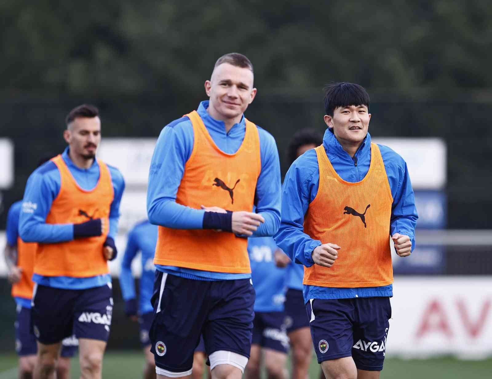 Fenerbahçe, Göztepe maçı hazırlıklarına başladı Fenerbahçe, Spor Toto Süper Lig’in 33. haftasında sahasında oynayacağı Göztepe maçının hazırlıklarına bugün yaptığı antrenmanla başladı ...