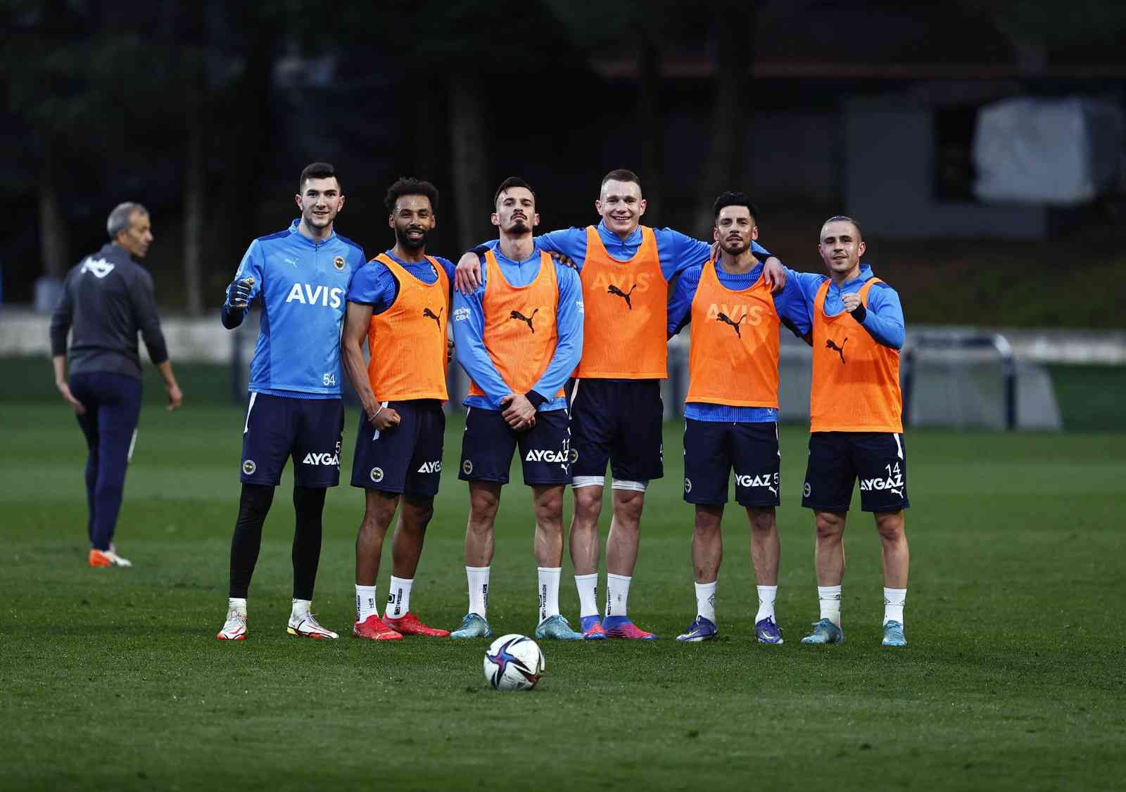 Fenerbahçe, Göztepe maçı hazırlıklarına başladı Fenerbahçe, Spor Toto Süper Lig’in 33. haftasında sahasında oynayacağı Göztepe maçının hazırlıklarına bugün yaptığı antrenmanla başladı ...