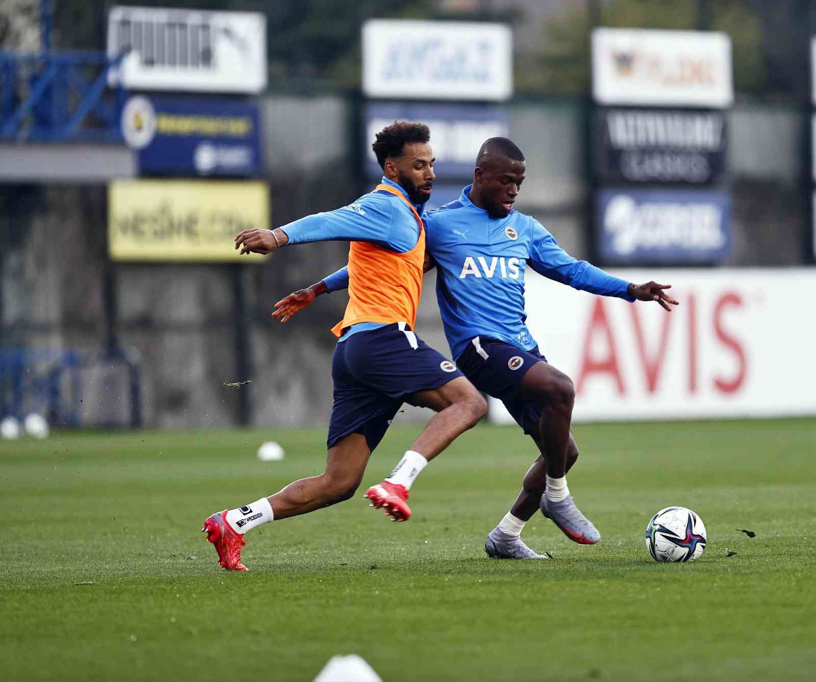 Fenerbahçe, Göztepe maçı hazırlıklarına başladı Fenerbahçe, Spor Toto Süper Lig’in 33. haftasında sahasında oynayacağı Göztepe maçının hazırlıklarına bugün yaptığı antrenmanla başladı ...