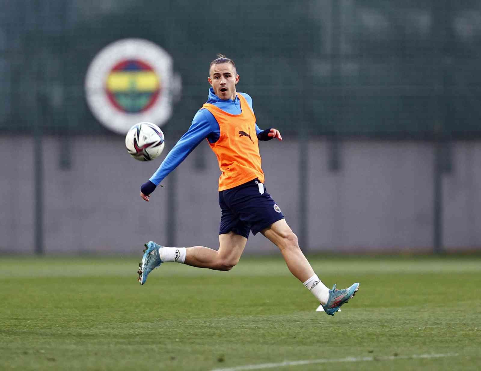 Fenerbahçe, Göztepe maçı hazırlıklarına başladı Fenerbahçe, Spor Toto Süper Lig’in 33. haftasında sahasında oynayacağı Göztepe maçının hazırlıklarına bugün yaptığı antrenmanla başladı ...