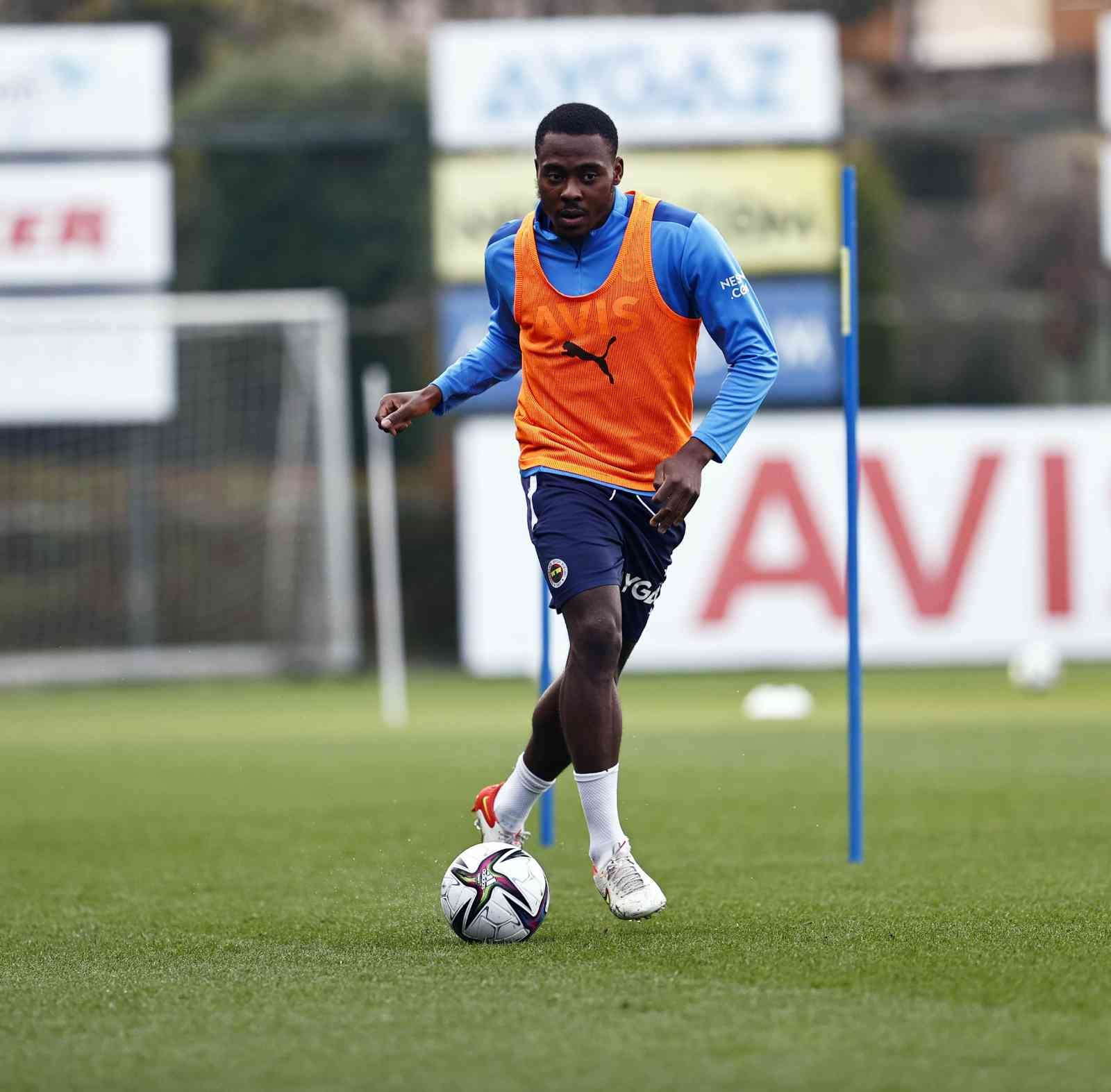 Fenerbahçe, Göztepe maçı hazırlıklarına başladı Fenerbahçe, Spor Toto Süper Lig’in 33. haftasında sahasında oynayacağı Göztepe maçının hazırlıklarına bugün yaptığı antrenmanla başladı ...