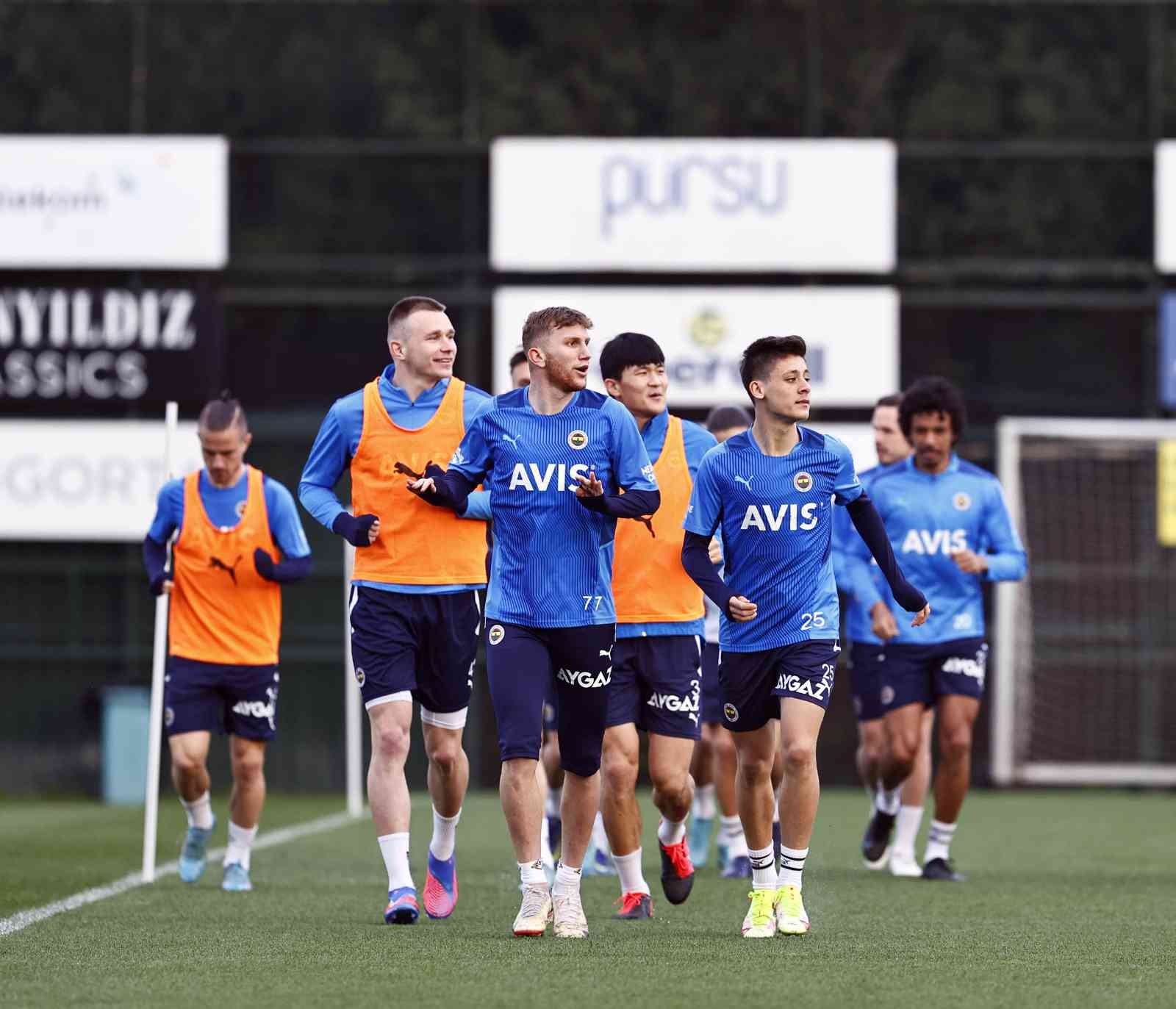 Fenerbahçe, Göztepe maçı hazırlıklarına başladı Fenerbahçe, Spor Toto Süper Lig’in 33. haftasında sahasında oynayacağı Göztepe maçının hazırlıklarına bugün yaptığı antrenmanla başladı ...