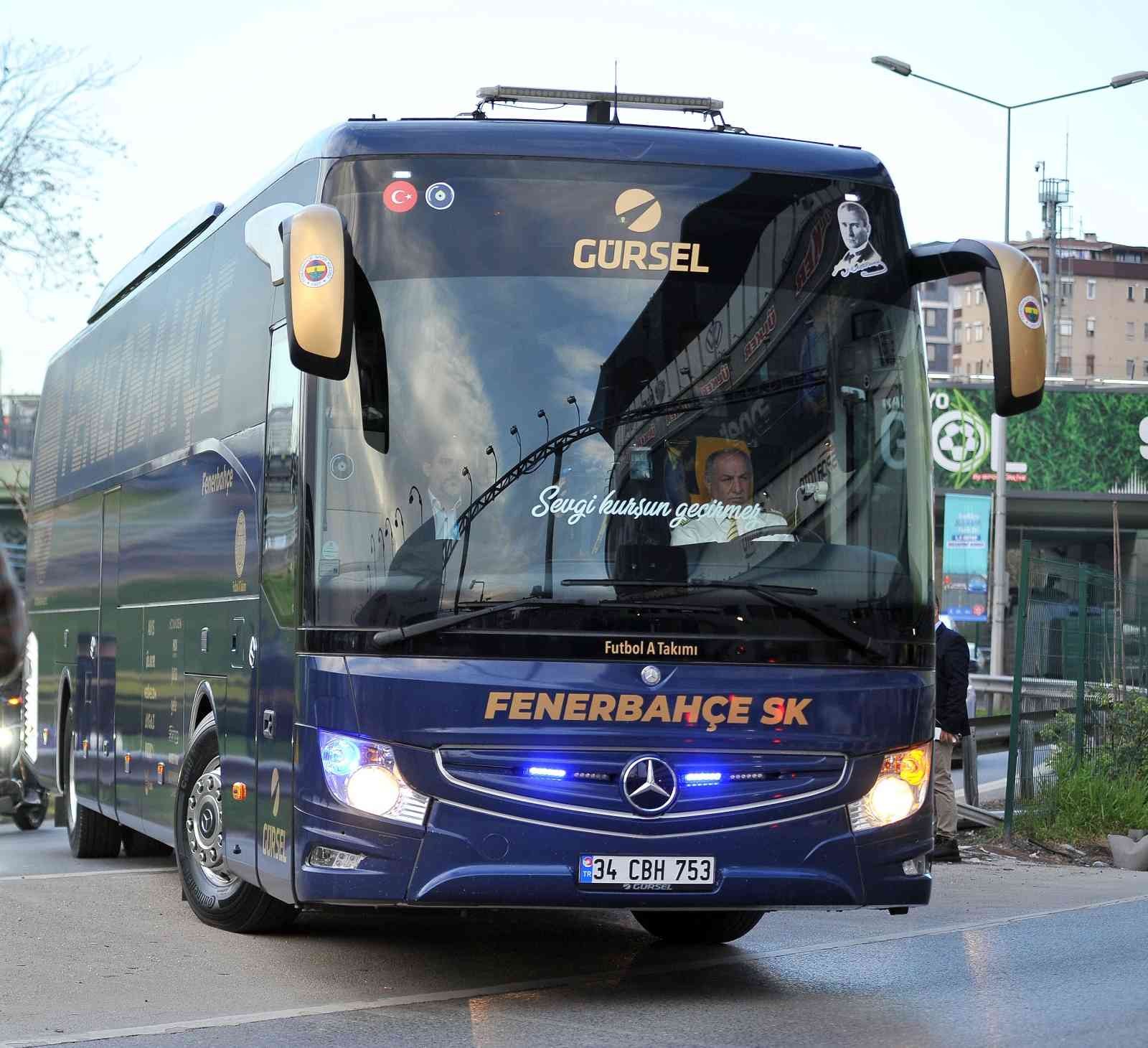 Fenerbahçe stada geldi Süper Lig’in 32. haftasında sahasında ezeli rakibi Galatasaray’ı konuk edecek olan Fenerbahçe, Ülker Stadyumu’na geldi. Spor Toto Süper Lig’in 32 ...