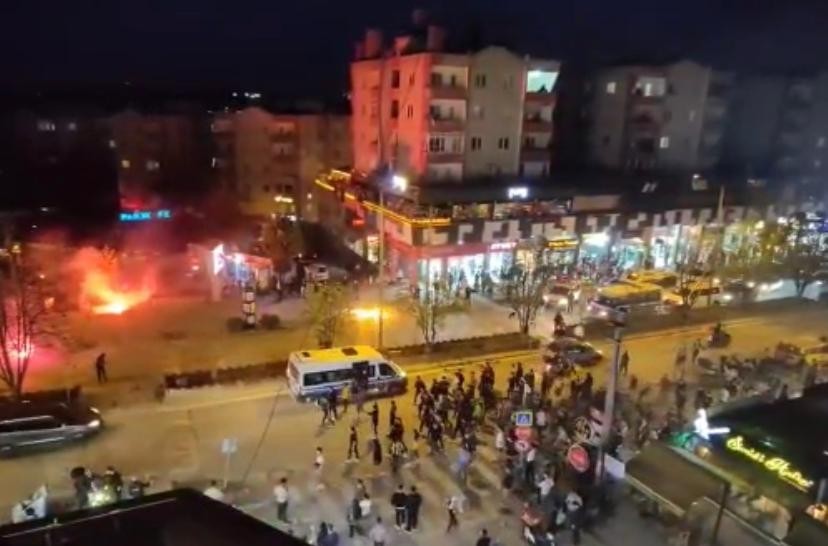 Fenerbahçe ve Galatasaray taraftarı birbirine girdi Bursa’da Fenerbahçe-Galatasaray derbisi öncesi iki taraftar grubu birbirine girdi. Gençlerin yoğunlukta olduğu Görükle Mahallesi’nde karşı ...