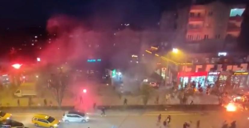 Fenerbahçe ve Galatasaray taraftarı birbirine girdi Bursa’da Fenerbahçe-Galatasaray derbisi öncesi iki taraftar grubu birbirine girdi. Gençlerin yoğunlukta olduğu Görükle Mahallesi’nde karşı ...