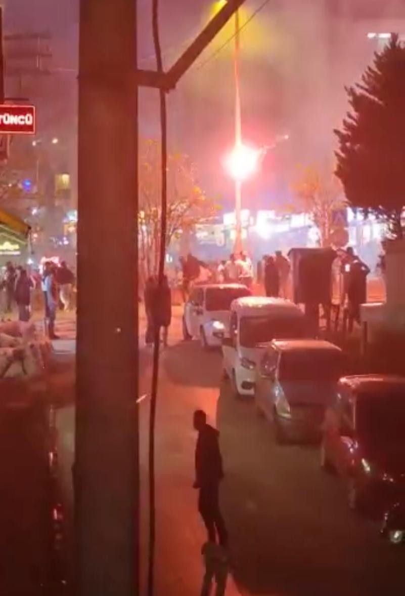 Fenerbahçe ve Galatasaray taraftarı birbirine girdi Bursa’da Fenerbahçe-Galatasaray derbisi öncesi iki taraftar grubu birbirine girdi. Gençlerin yoğunlukta olduğu Görükle Mahallesi’nde karşı ...