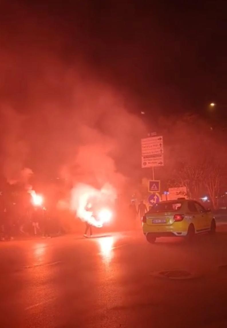 Fenerbahçe ve Galatasaray taraftarı birbirine girdi Bursa’da Fenerbahçe-Galatasaray derbisi öncesi iki taraftar grubu birbirine girdi. Gençlerin yoğunlukta olduğu Görükle Mahallesi’nde karşı ...