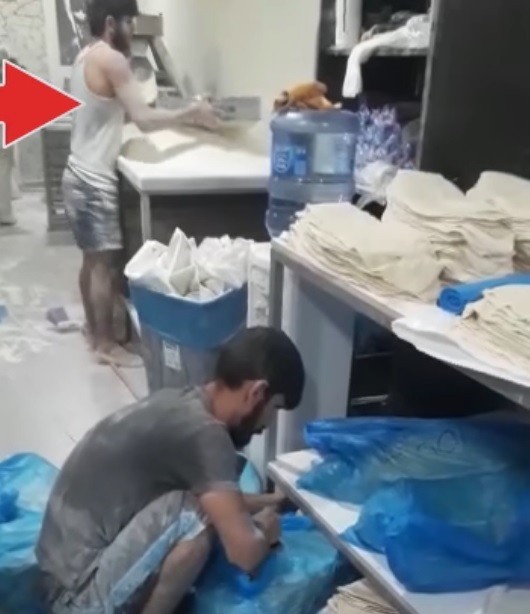 Fırında skandal görüntü: Yere dökülen unları kürekle toplayıp lavaş yaptı Edirne’de bir çalışanın yere dökülen unları kürekle tekrar toplayıp lavaş yaptığı fırına 21 bin 296 TL para cezası uygulandı. Edirne’nin Sabuni ...