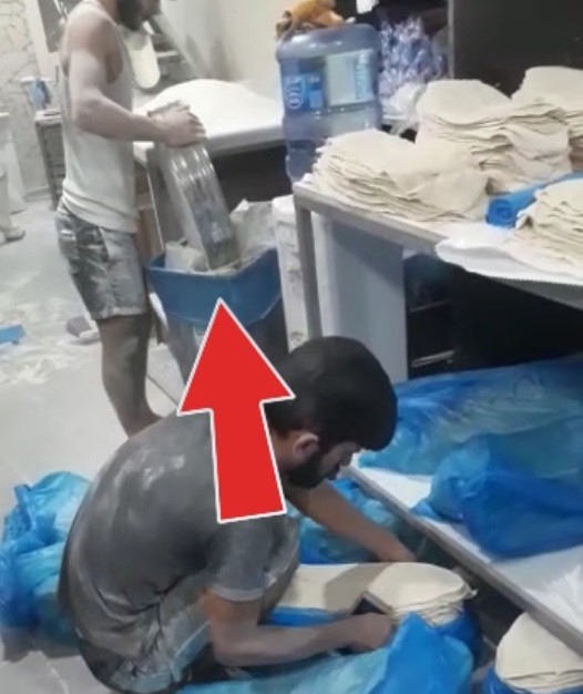 Fırında skandal görüntü: Yere dökülen unları kürekle toplayıp lavaş yaptı Edirne’de bir çalışanın yere dökülen unları kürekle tekrar toplayıp lavaş yaptığı fırına 21 bin 296 TL para cezası uygulandı. Edirne’nin Sabuni ...