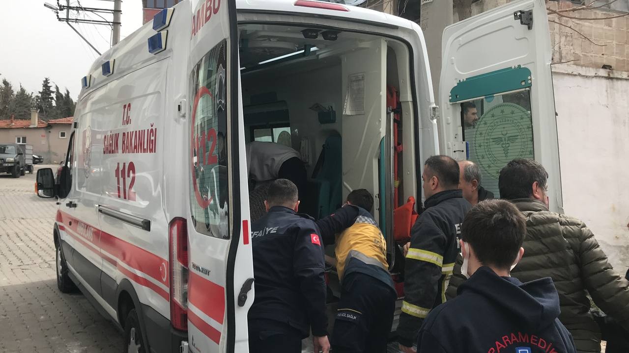 Fırtına evin çatısını yerinden söktü: 1 yaralı Edirne’de şiddetli fırtına bir evin çatısını yerinden söktü. Çatıdan düşen parçalar sonucu evde oturan kişi yaralandı. Edirne’de şiddetli fırtına ...