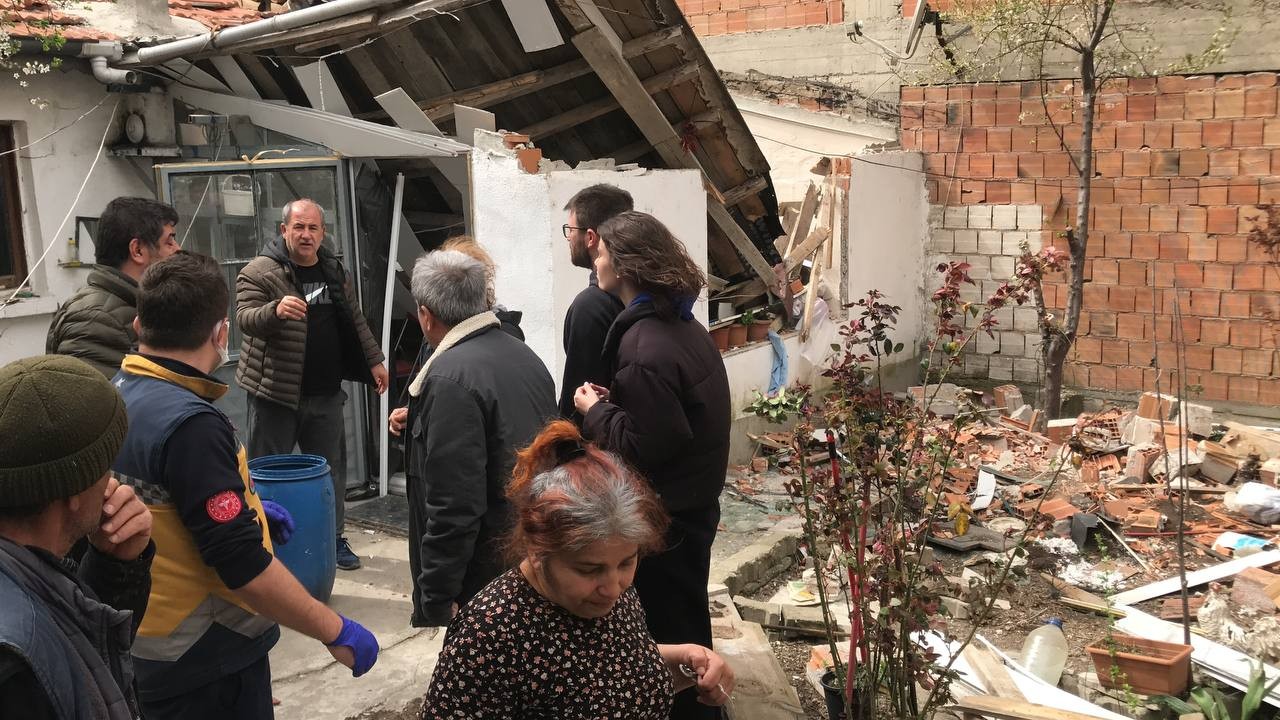 Fırtına evin çatısını yerinden söktü: 1 yaralı Edirne’de şiddetli fırtına bir evin çatısını yerinden söktü. Çatıdan düşen parçalar sonucu evde oturan kişi yaralandı. Edirne’de şiddetli fırtına ...