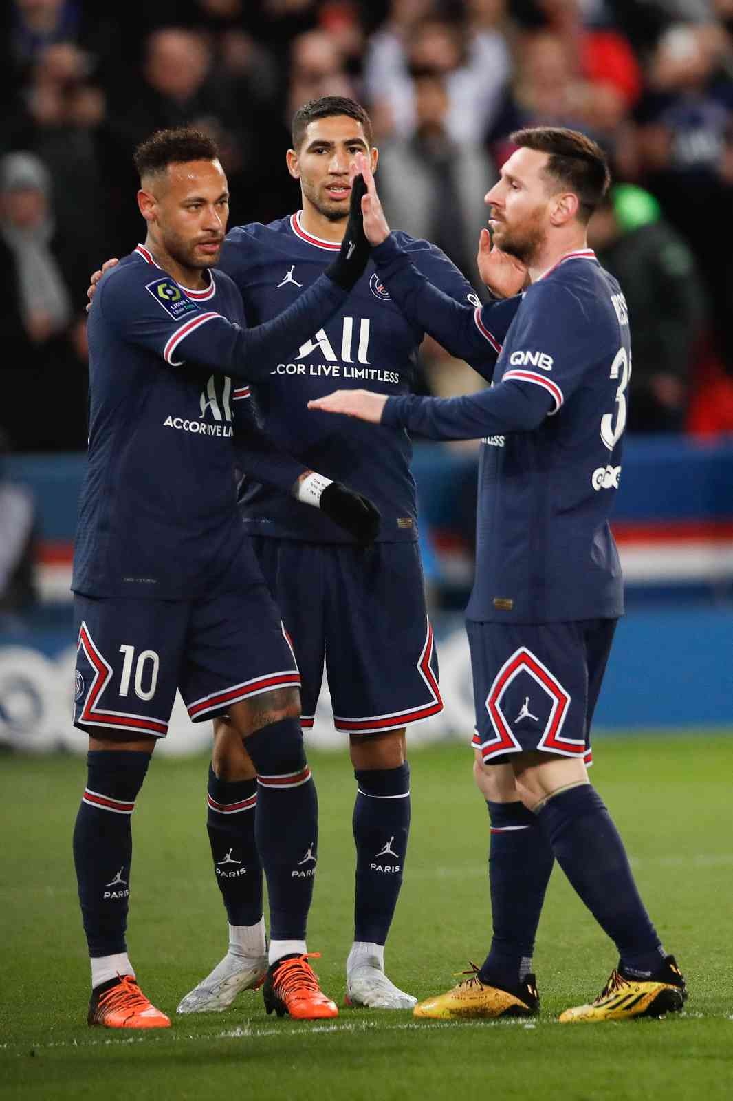 Fransa Ligue 1’de şampiyon PSG! Paris Saint-Germain, Fransa Ligue 1’de konuk ettiği Lens ile 1-1 berabere kalarak bitime 4 hafta kala şampiyonluğunu ilan etti. Paris ekibi, bu ...