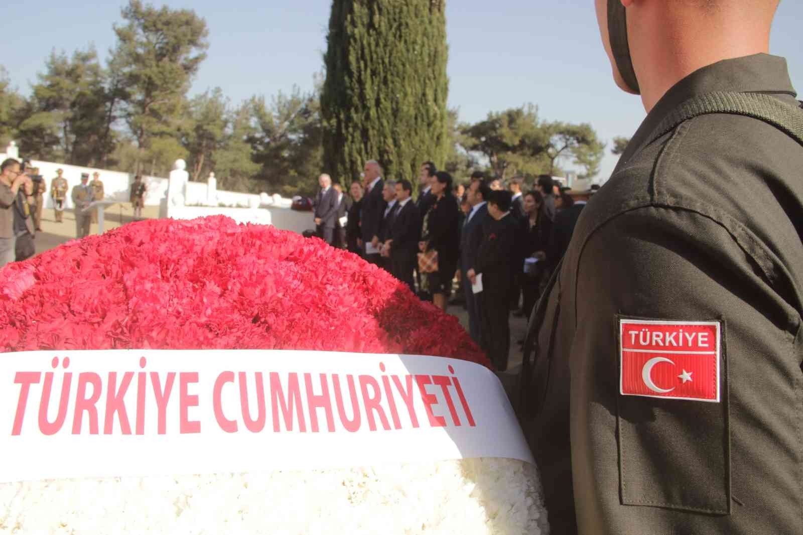 Fransız Askeri Mezarlığı’nda anma töreni yapıldı Çanakkale Kara Savaşları’nın 107. yıl dönümü anma etkinlikleri çerçevesinde Fransız Askeri Mezarlığı’nda tören düzenlendi. Şehitler Abidesi’ndeki ...