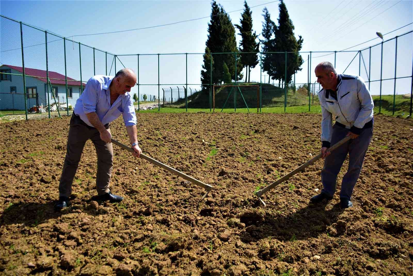 Kocaeli’nin Bağlıca Köyü’ne İzmit Belediyesi futbol sahası söz verdi. Saha 3 yıldır tamamlanmayınca vatandaşlar ilginç bir protestoya imza attı ...