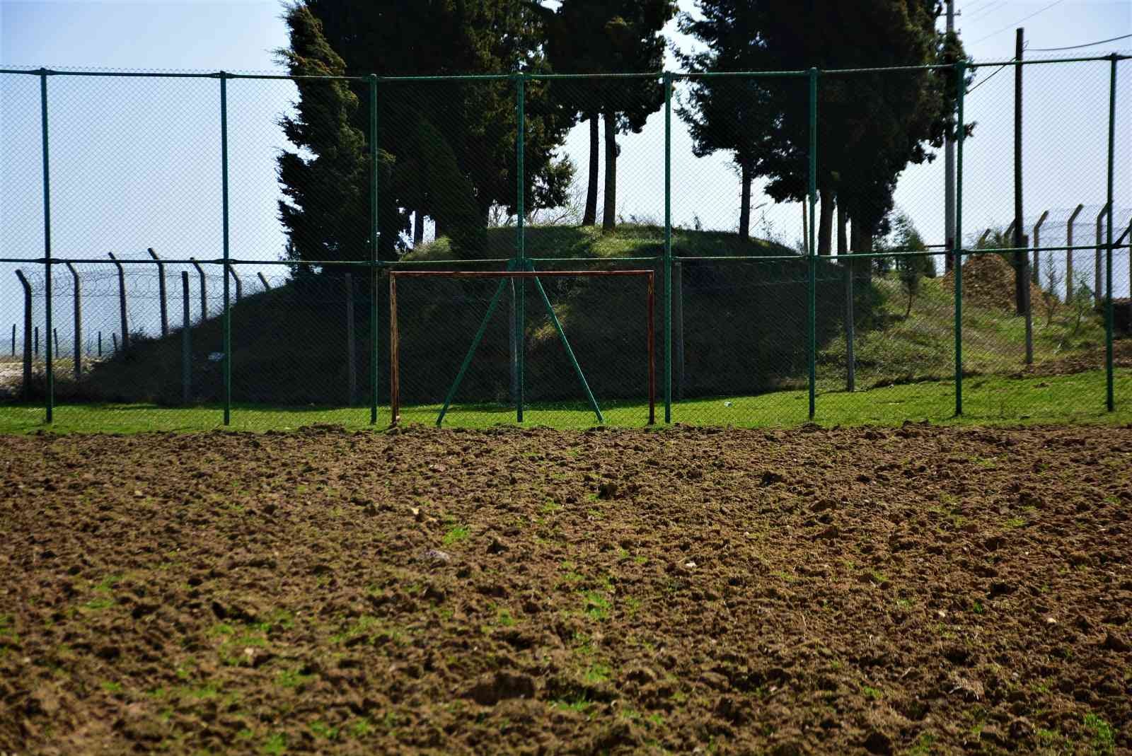 Kocaeli’nin Bağlıca Köyü’ne İzmit Belediyesi futbol sahası söz verdi. Saha 3 yıldır tamamlanmayınca vatandaşlar ilginç bir protestoya imza attı ...