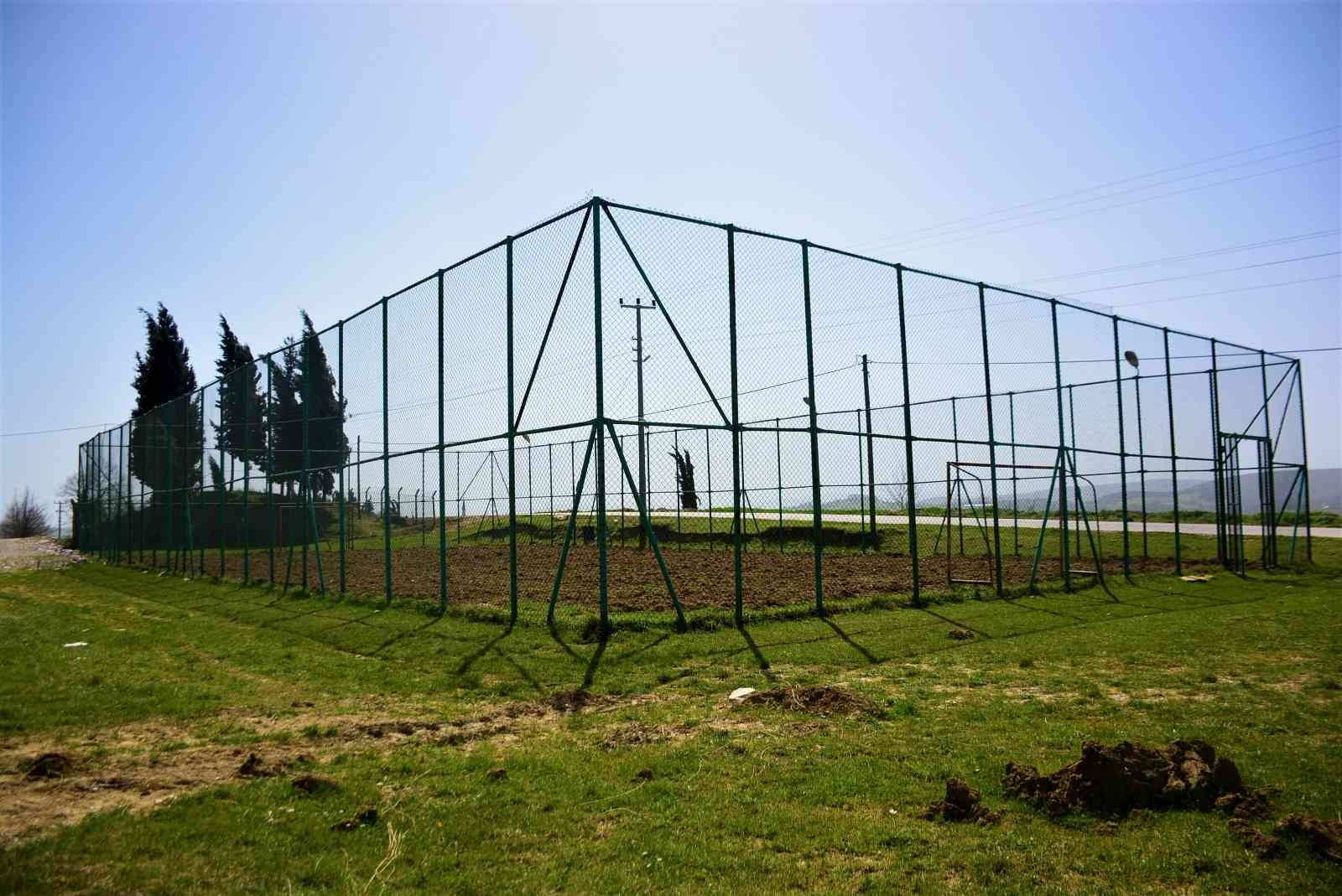 Kocaeli’nin Bağlıca Köyü’ne İzmit Belediyesi futbol sahası söz verdi. Saha 3 yıldır tamamlanmayınca vatandaşlar ilginç bir protestoya imza attı ...