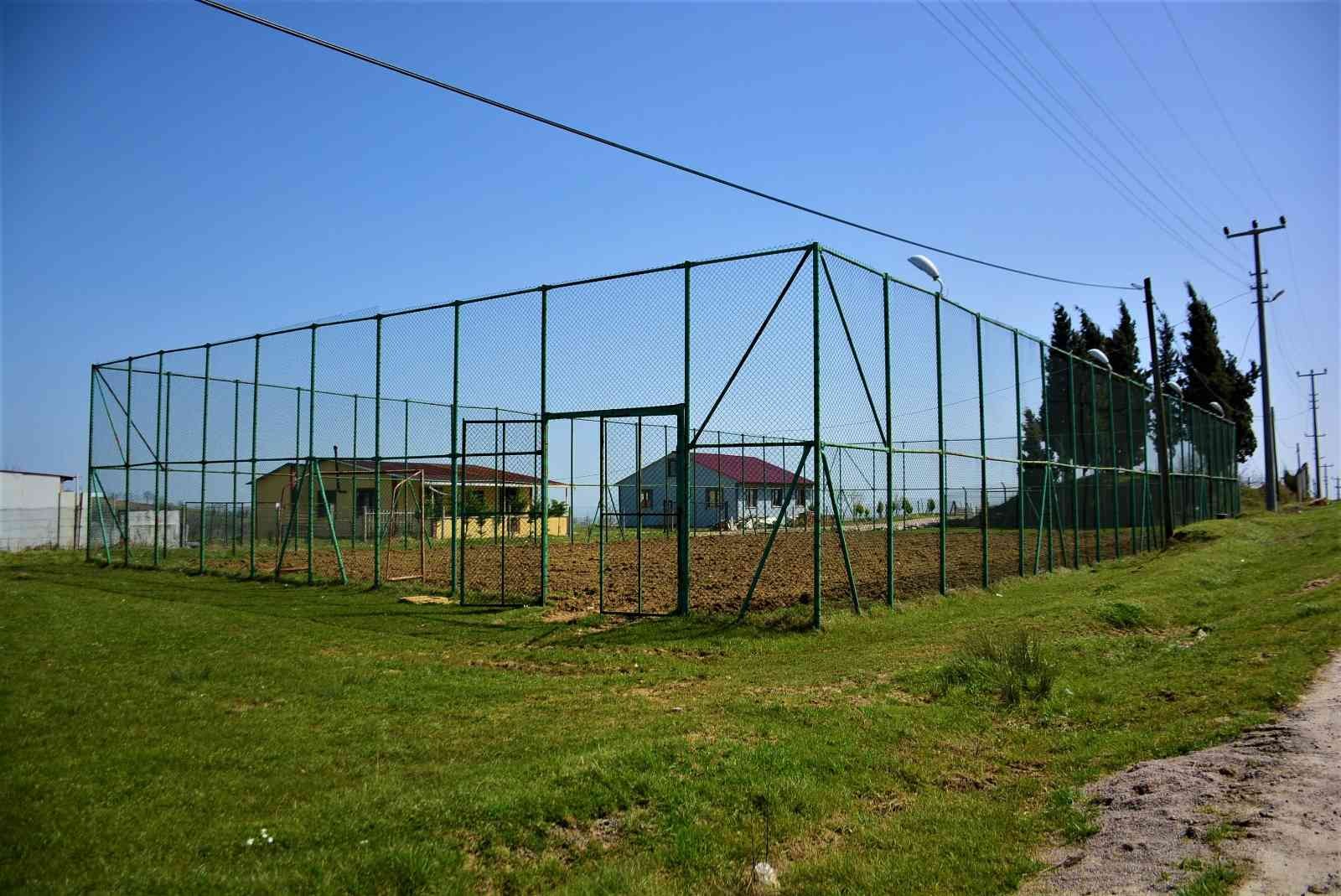 Kocaeli’nin Bağlıca Köyü’ne İzmit Belediyesi futbol sahası söz verdi. Saha 3 yıldır tamamlanmayınca vatandaşlar ilginç bir protestoya imza attı ...