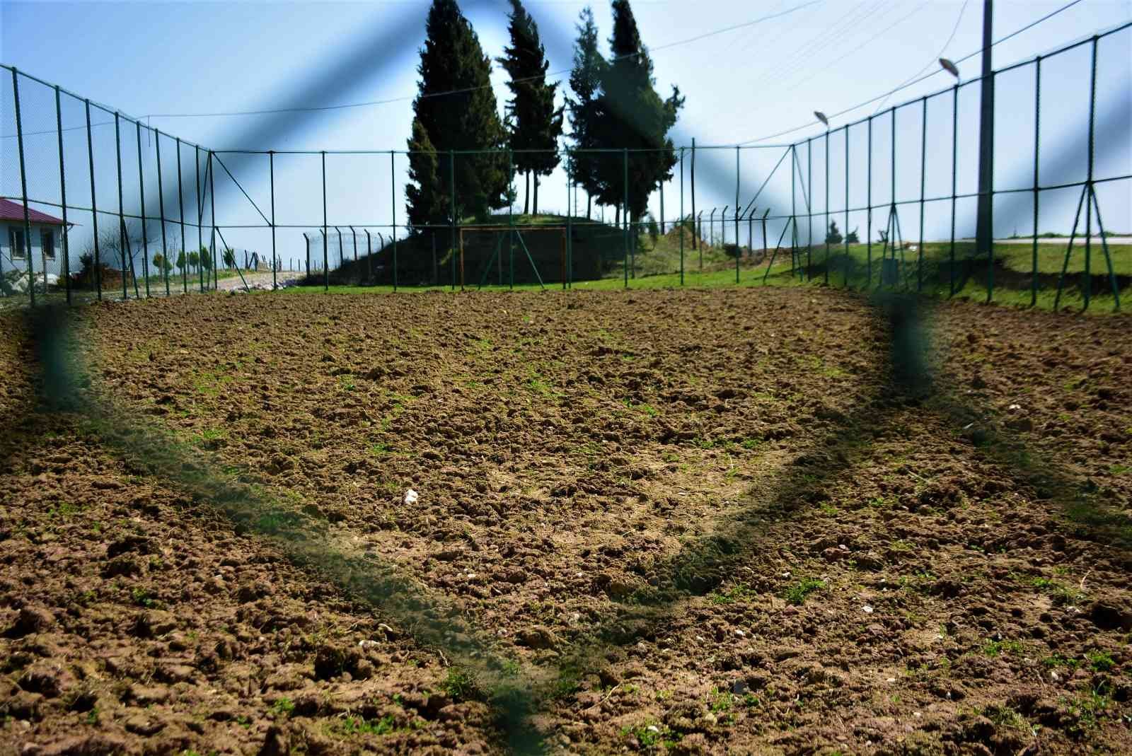 Kocaeli’nin Bağlıca Köyü’ne İzmit Belediyesi futbol sahası söz verdi. Saha 3 yıldır tamamlanmayınca vatandaşlar ilginç bir protestoya imza attı ...