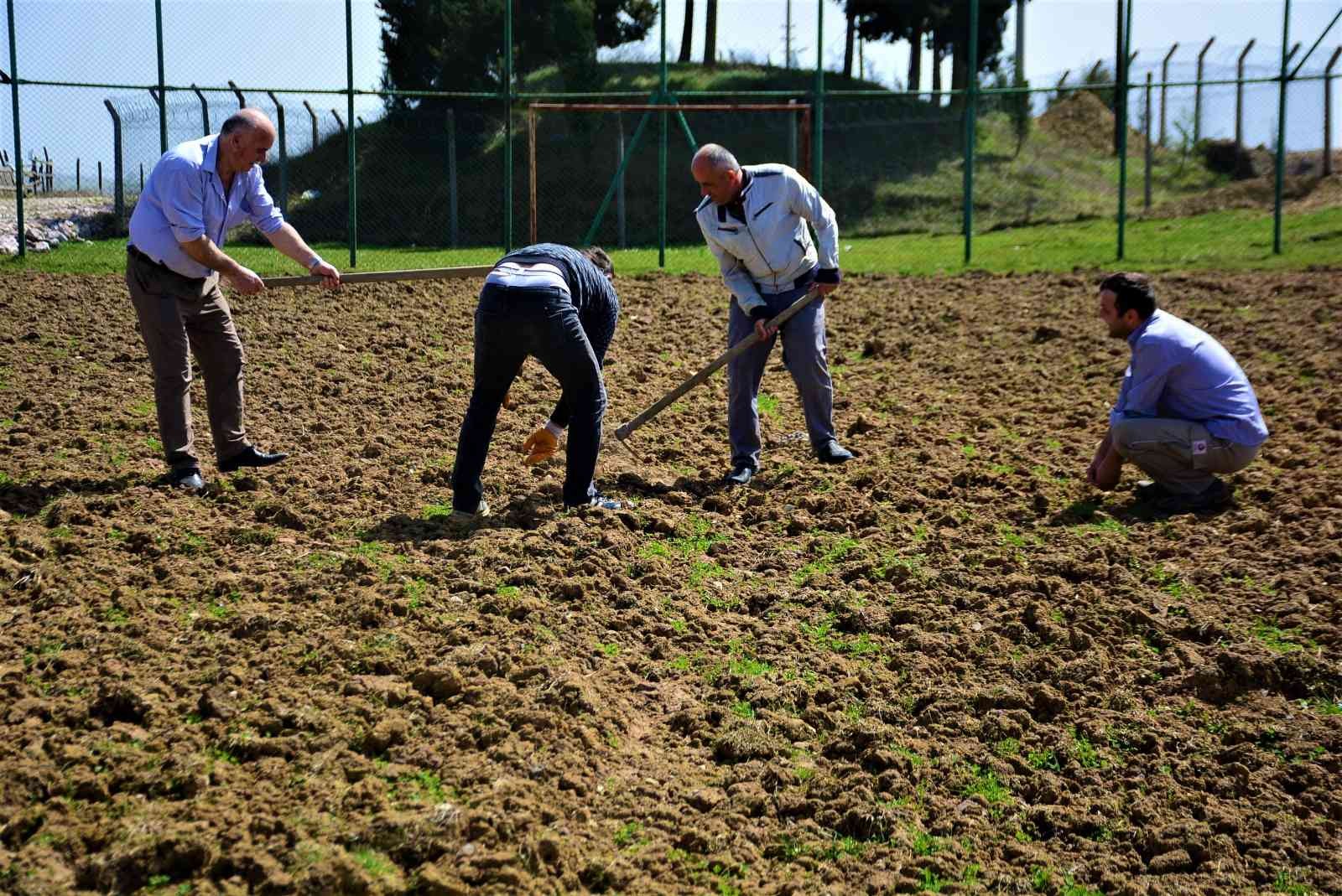 Kocaeli’nin Bağlıca Köyü’ne İzmit Belediyesi futbol sahası söz verdi. Saha 3 yıldır tamamlanmayınca vatandaşlar ilginç bir protestoya imza attı ...