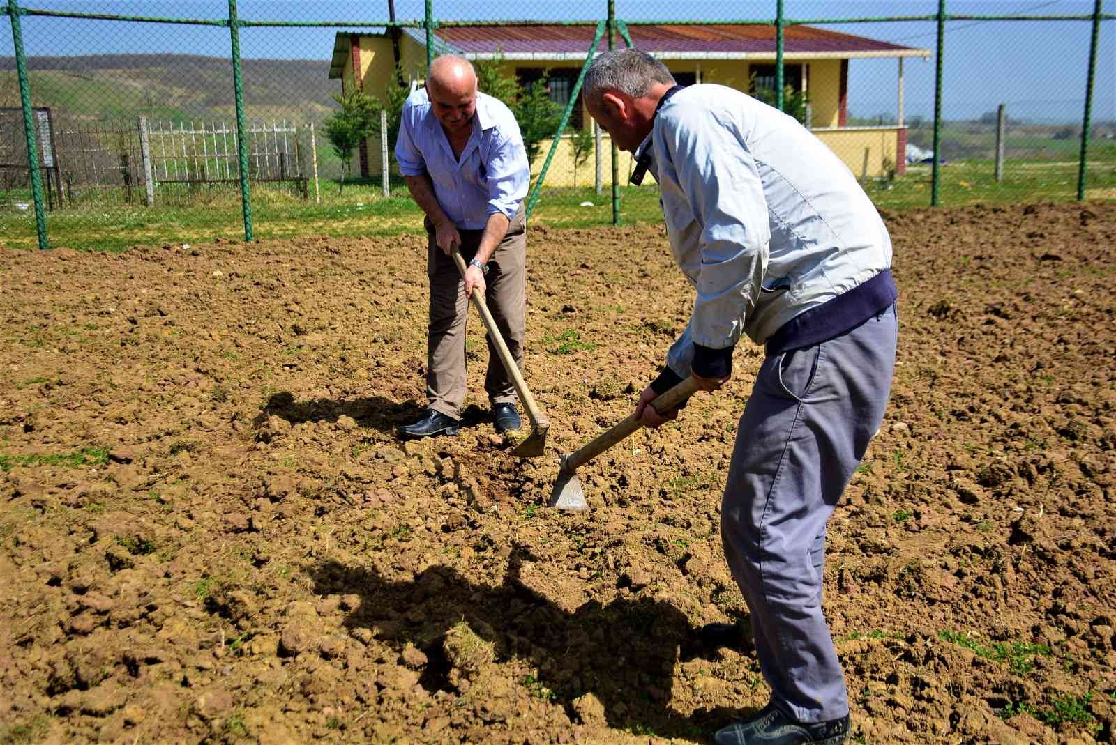 Kocaeli’nin Bağlıca Köyü’ne İzmit Belediyesi futbol sahası söz verdi. Saha 3 yıldır tamamlanmayınca vatandaşlar ilginç bir protestoya imza attı ...