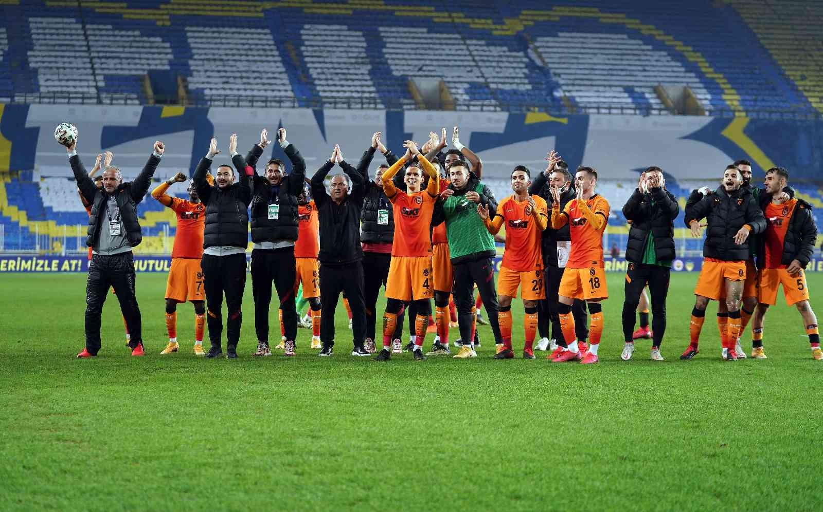 Galatasaray, 4 maçtır Kadıköy’de yenilmiyor Galatasaray, Fenerbahçe ile Kadıköy’de oynadığı son 4 karşılaşmada rakibine mağlup olmadı. Sarı-kırmızılılar, son iki maçtan da 3 puanla ayrıldı ...