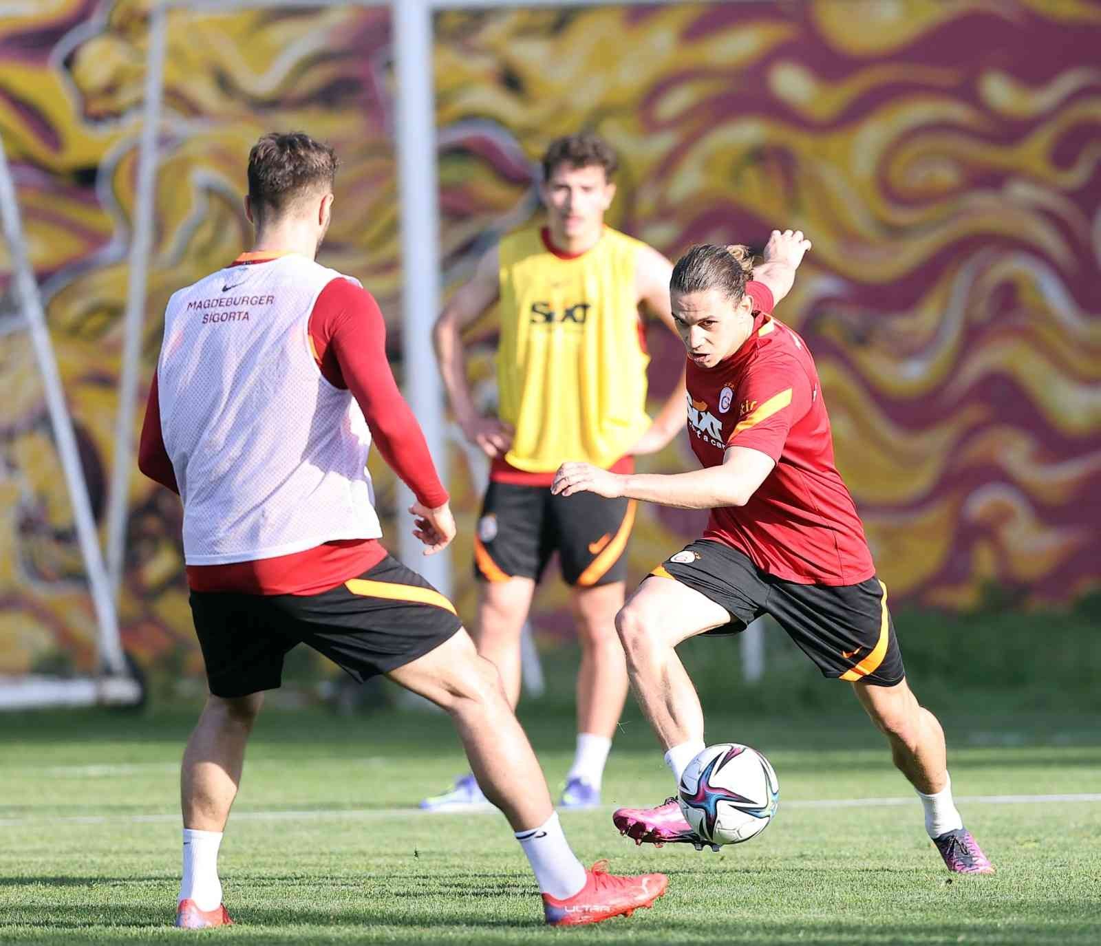 Galatasaray, Sivasspor maçı hazırlıklarına başladı Galatasaray, Süper Lig’in 35. haftasında Sivasspor ile oynayacağı maçın hazırlıklarına bugün yaptığı antrenmanla başladı. Florya Metin Oktay ...