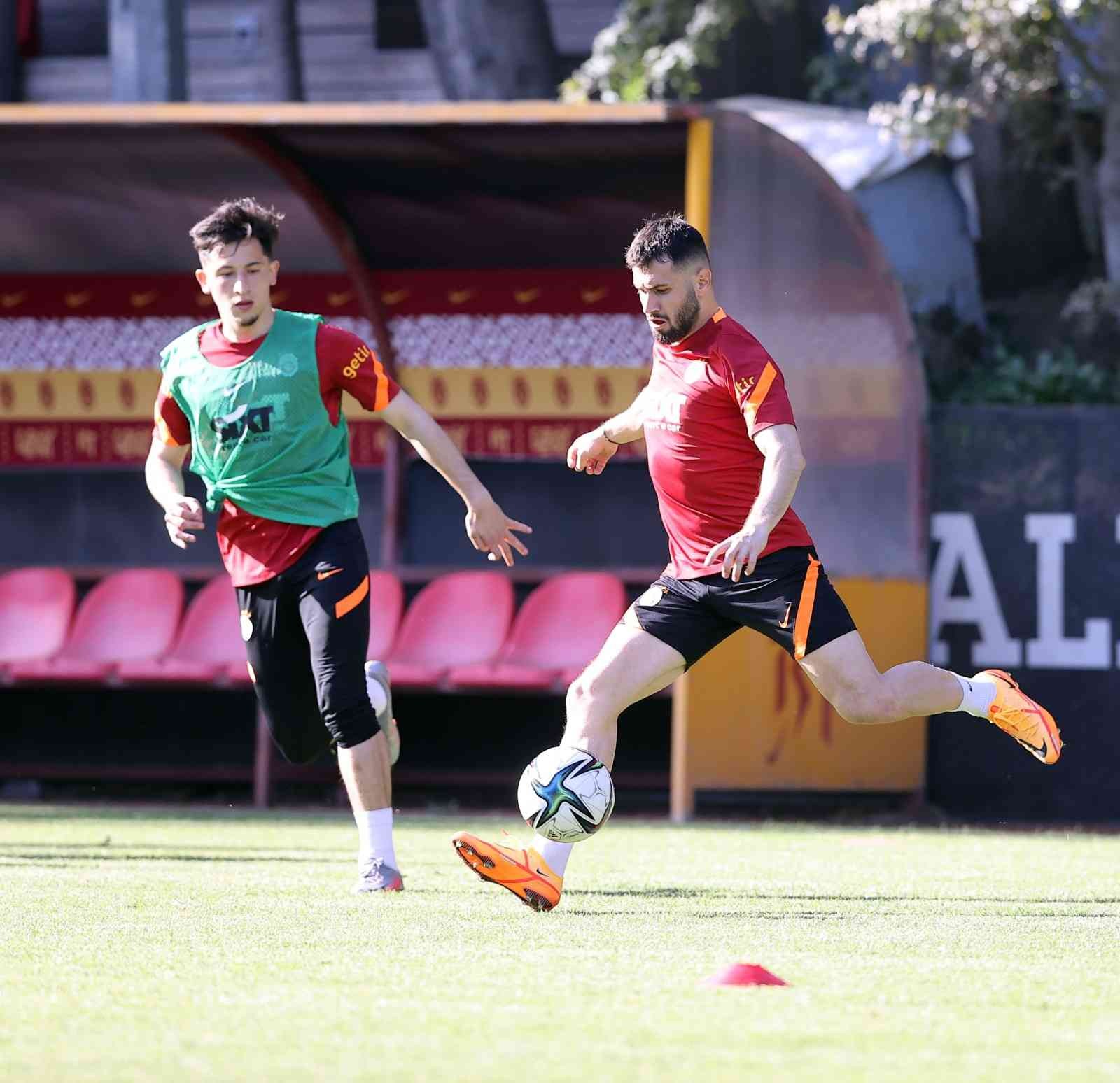 Galatasaray, Sivasspor maçı hazırlıklarına başladı Galatasaray, Süper Lig’in 35. haftasında Sivasspor ile oynayacağı maçın hazırlıklarına bugün yaptığı antrenmanla başladı. Florya Metin Oktay ...