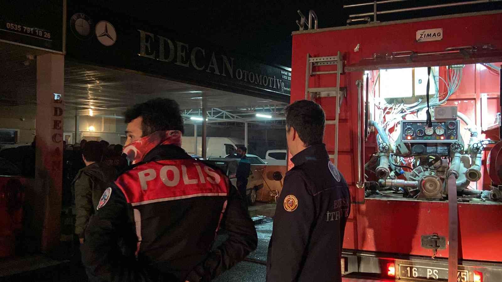 Galericiler Sitesinde çıkan yangından kurtarılan köpeğe dakikalarca kalp masajı yaptılar Bursa’nın İnegöl ilçesinde faaliyet gösteren oto galericiler sitesinde yangın çıktı. Yangında bir köpek dumandan zehirlenerek öldü. Yangın, saat ...