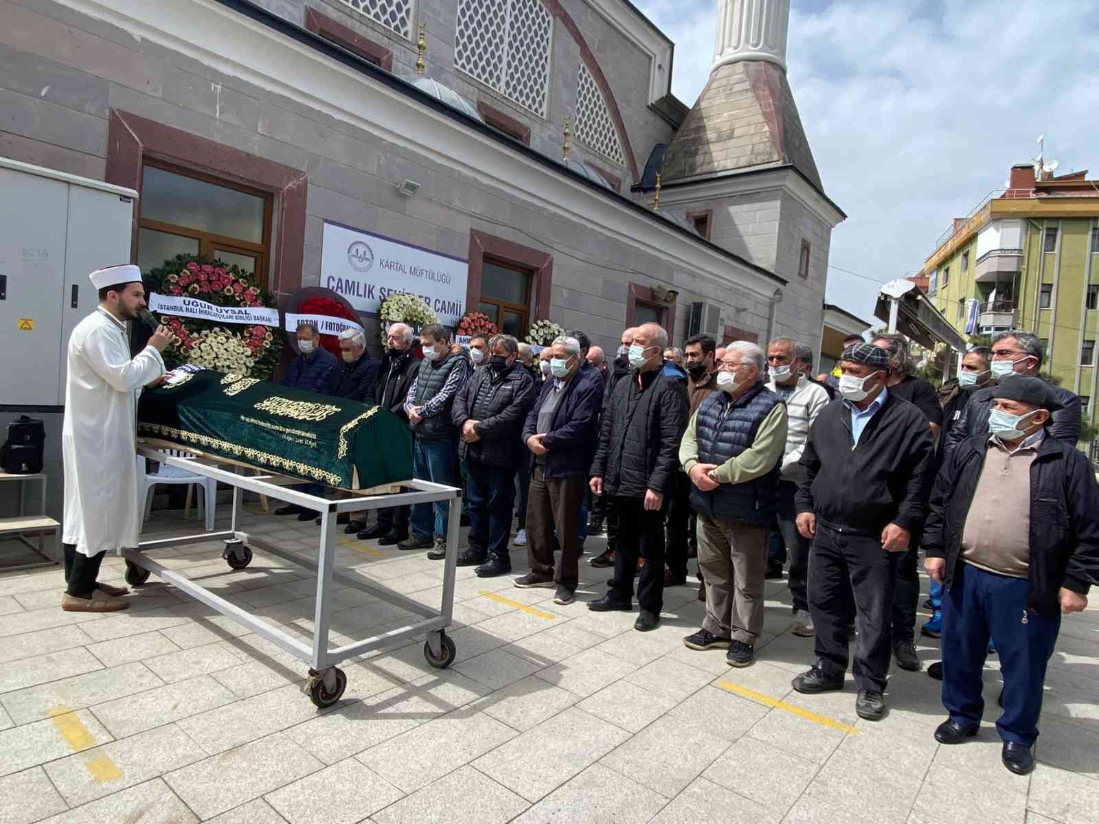 Gazeteci ve belgesel yapımcısı Coşkun Aral’ın annesi Nilüfer Aral, Kartal Uğur Mumcu Şehitler Camii’nde kılınan cenaze namazının ardından son ...