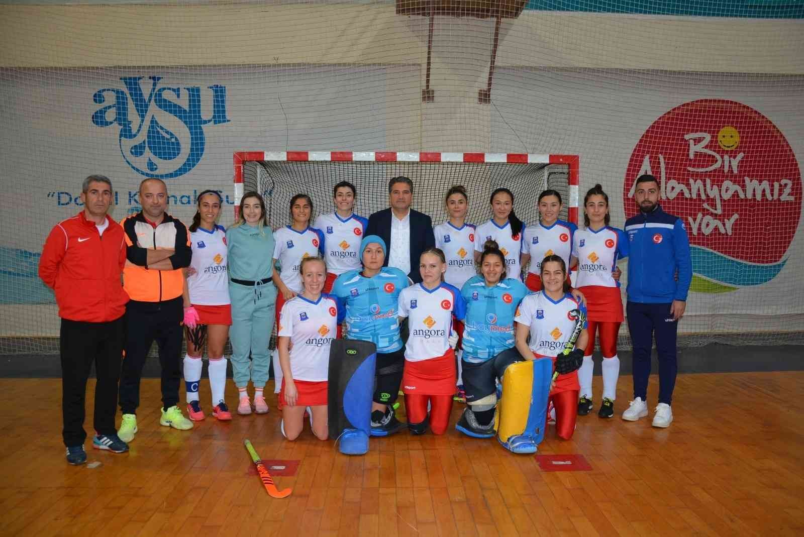 Gaziantep Polisgücü Spor Kulübü kadın ve erkek hokey takımları, yarın başlayacak olan THF Kadın ve Erkekler Açık Alan Süper Ligi hazırlıklarını ...